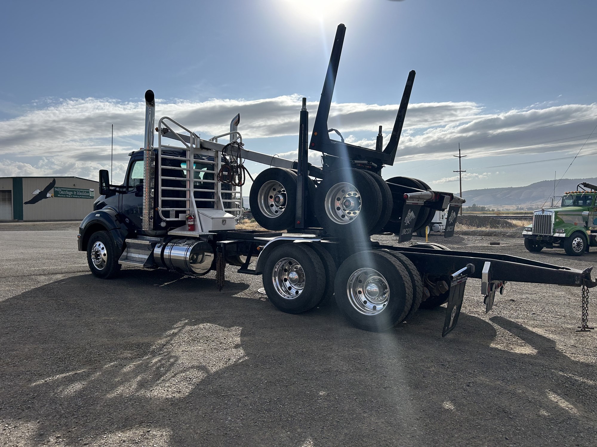 2016 Kenworth T880 - image 3 of 6