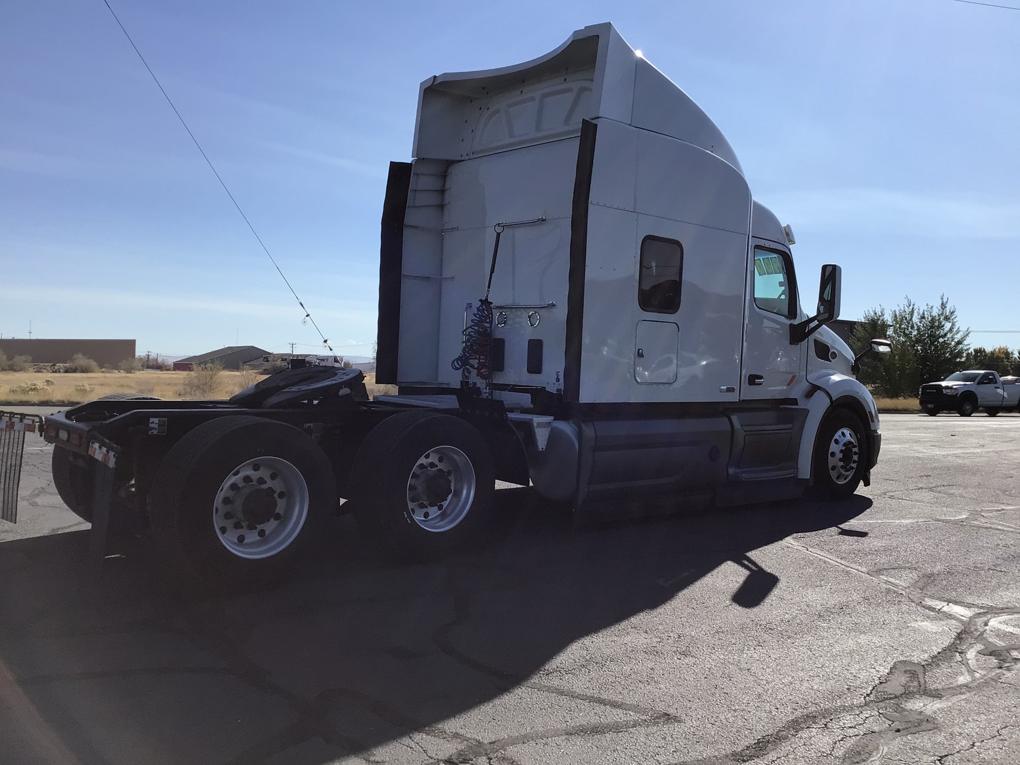 2018 Peterbilt 579 - image 4 of 6