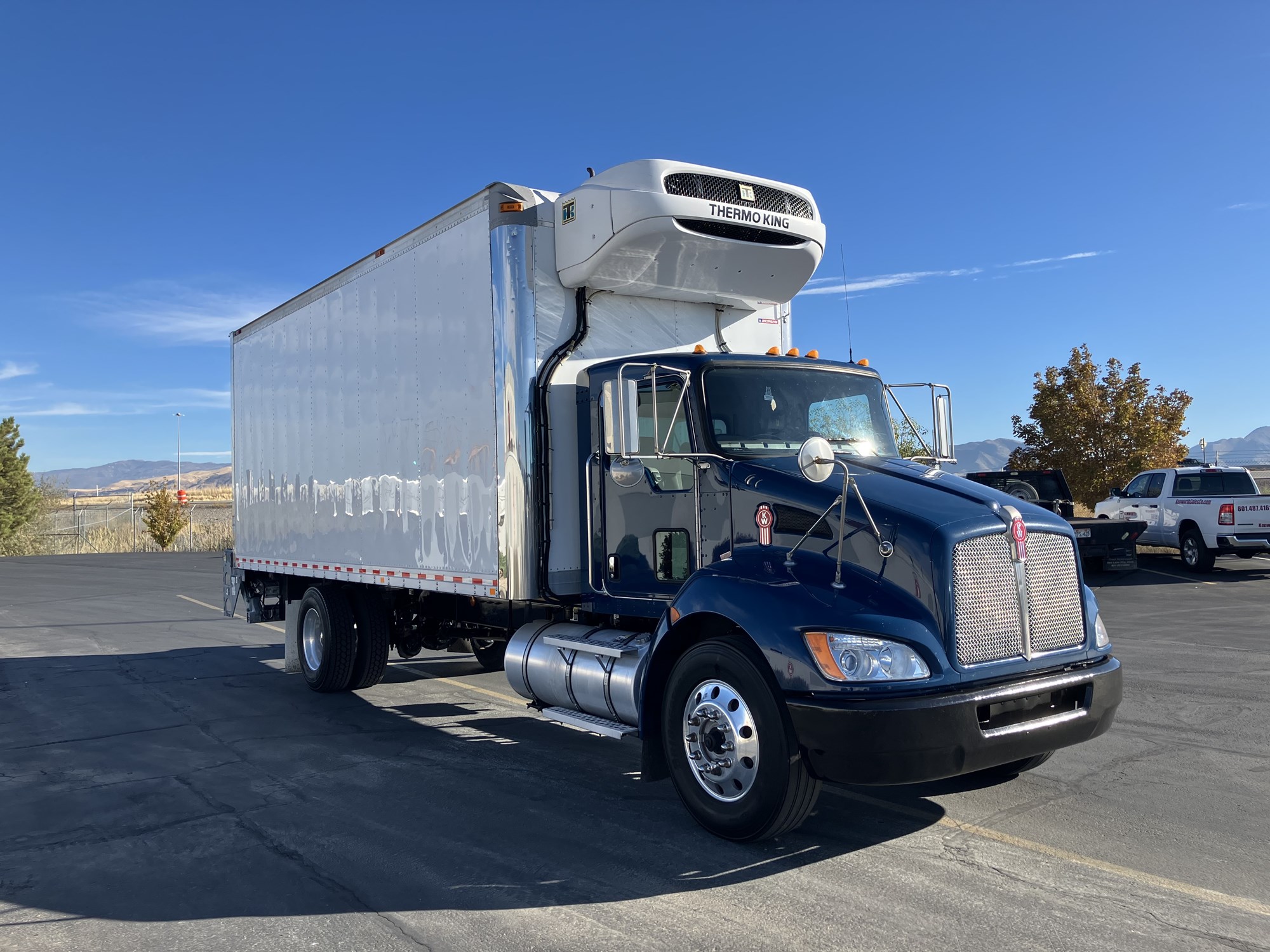 2018 Kenworth T370 - image 4 of 6