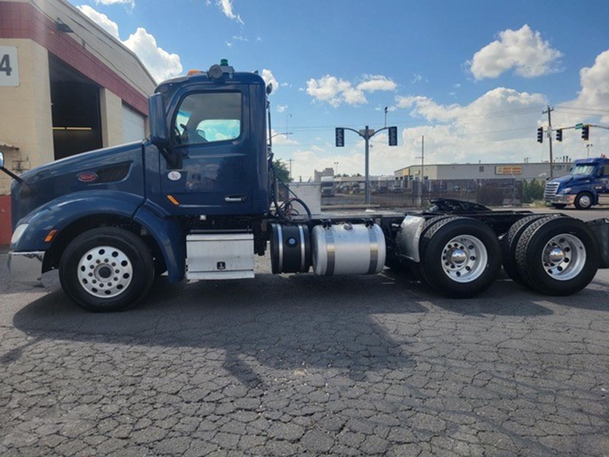 2019 Peterbilt 579 - image 1 of 2