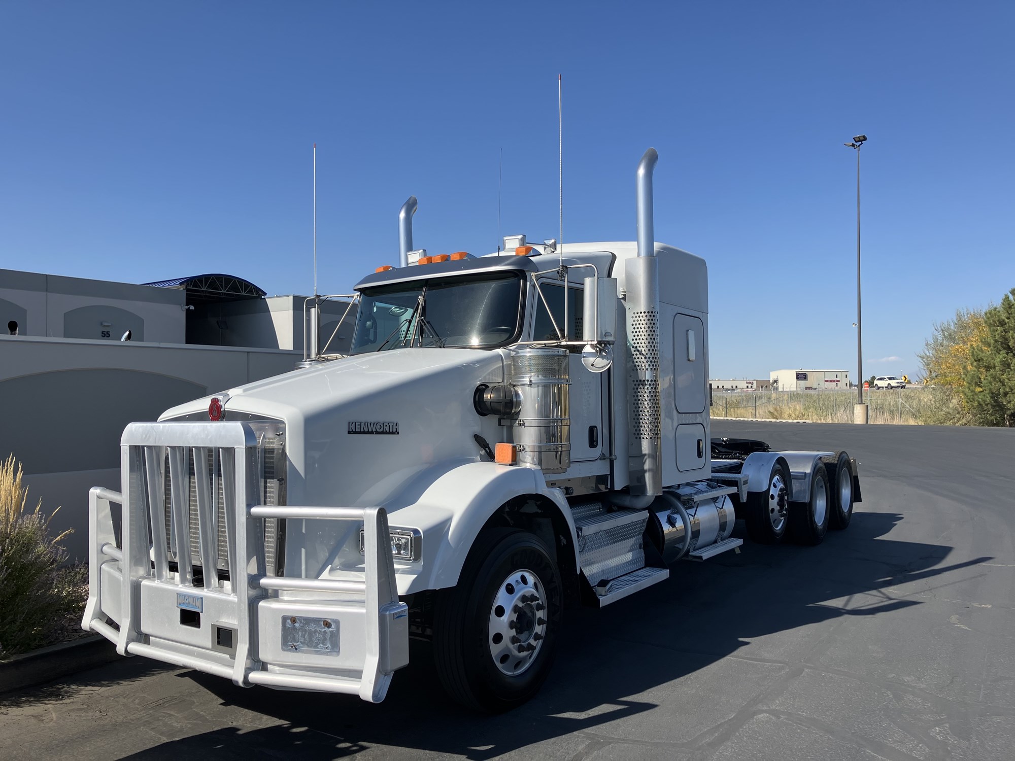 2019 Kenworth T800 - image 2 of 6