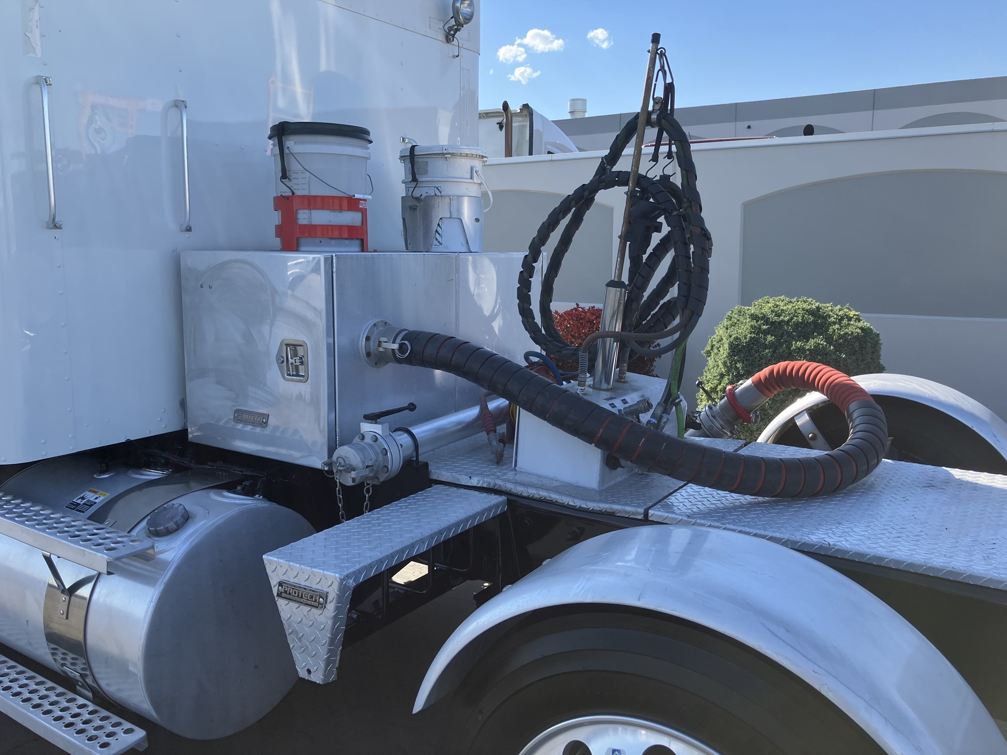 2019 Kenworth T800 - image 3 of 6