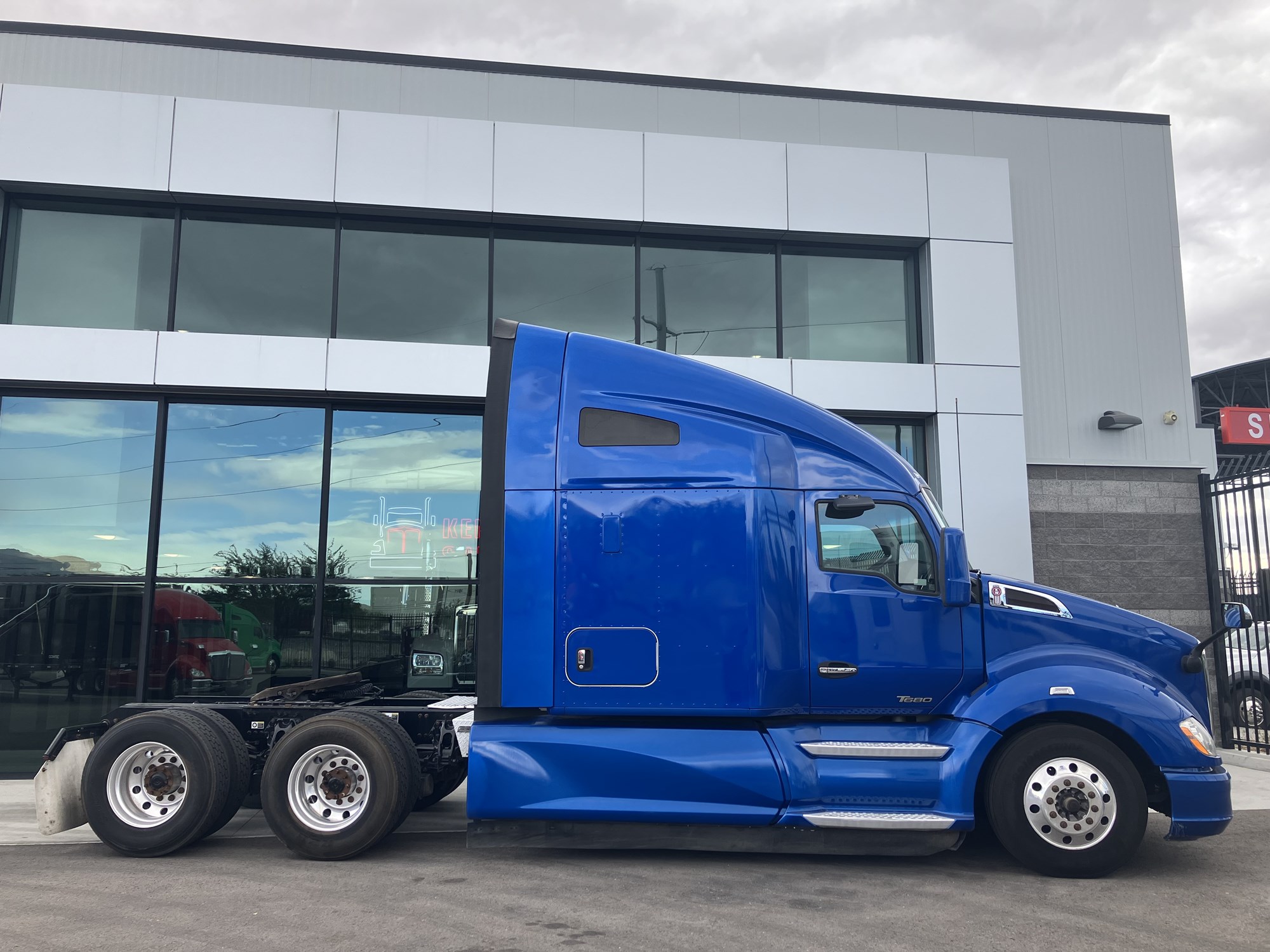 2020 Kenworth T680 - image 2 of 6