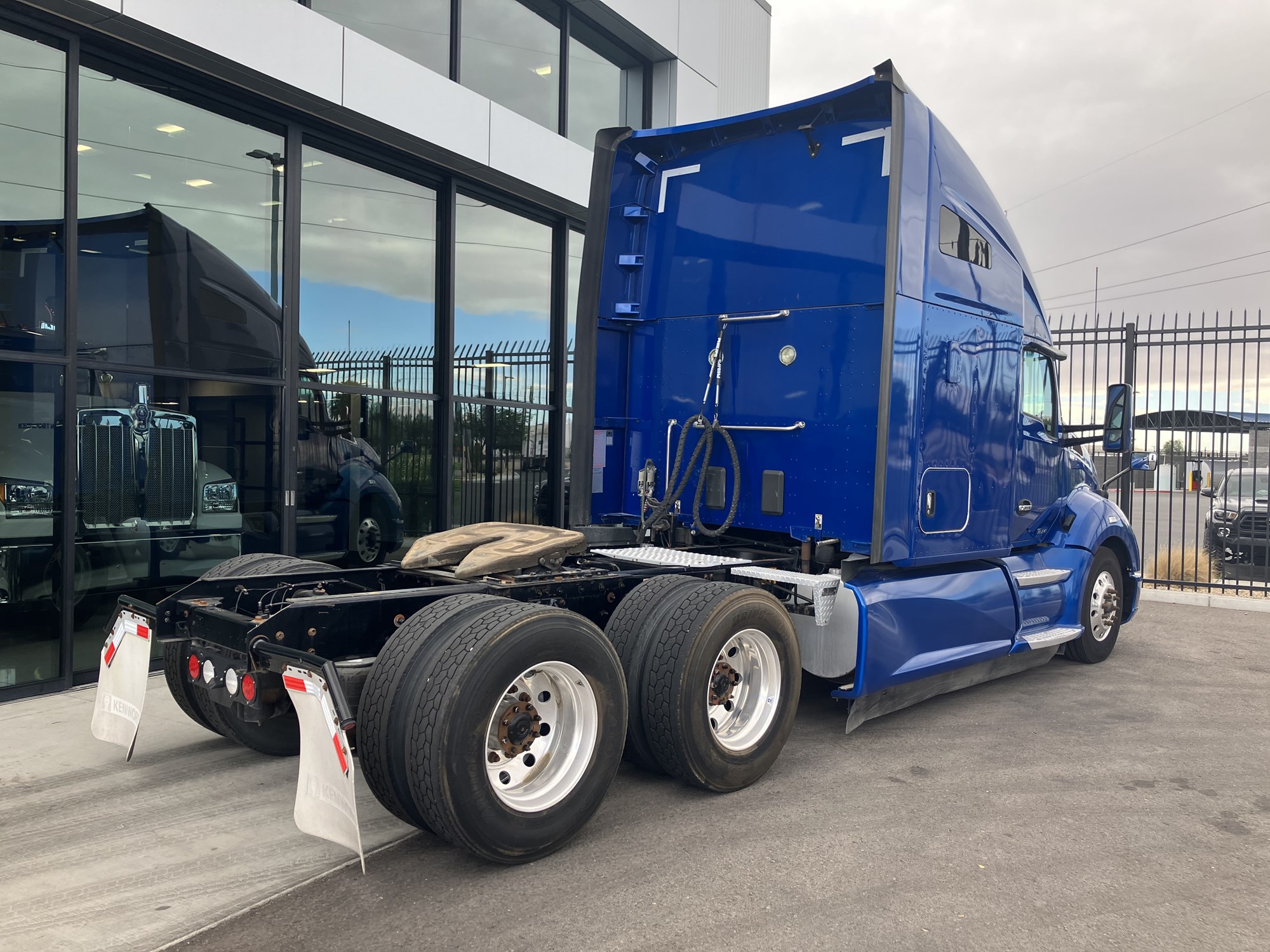 2020 Kenworth T680 - image 3 of 6