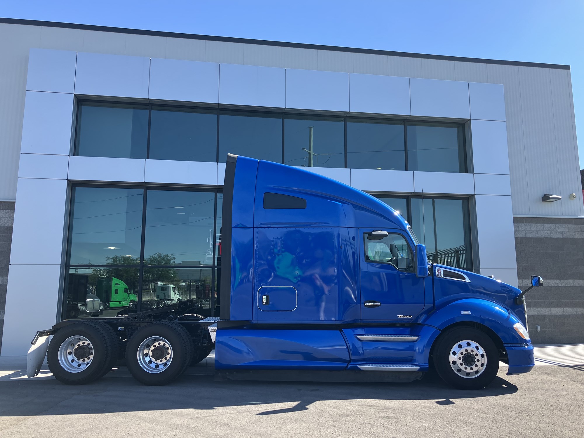 2020 Kenworth T680 - image 2 of 6