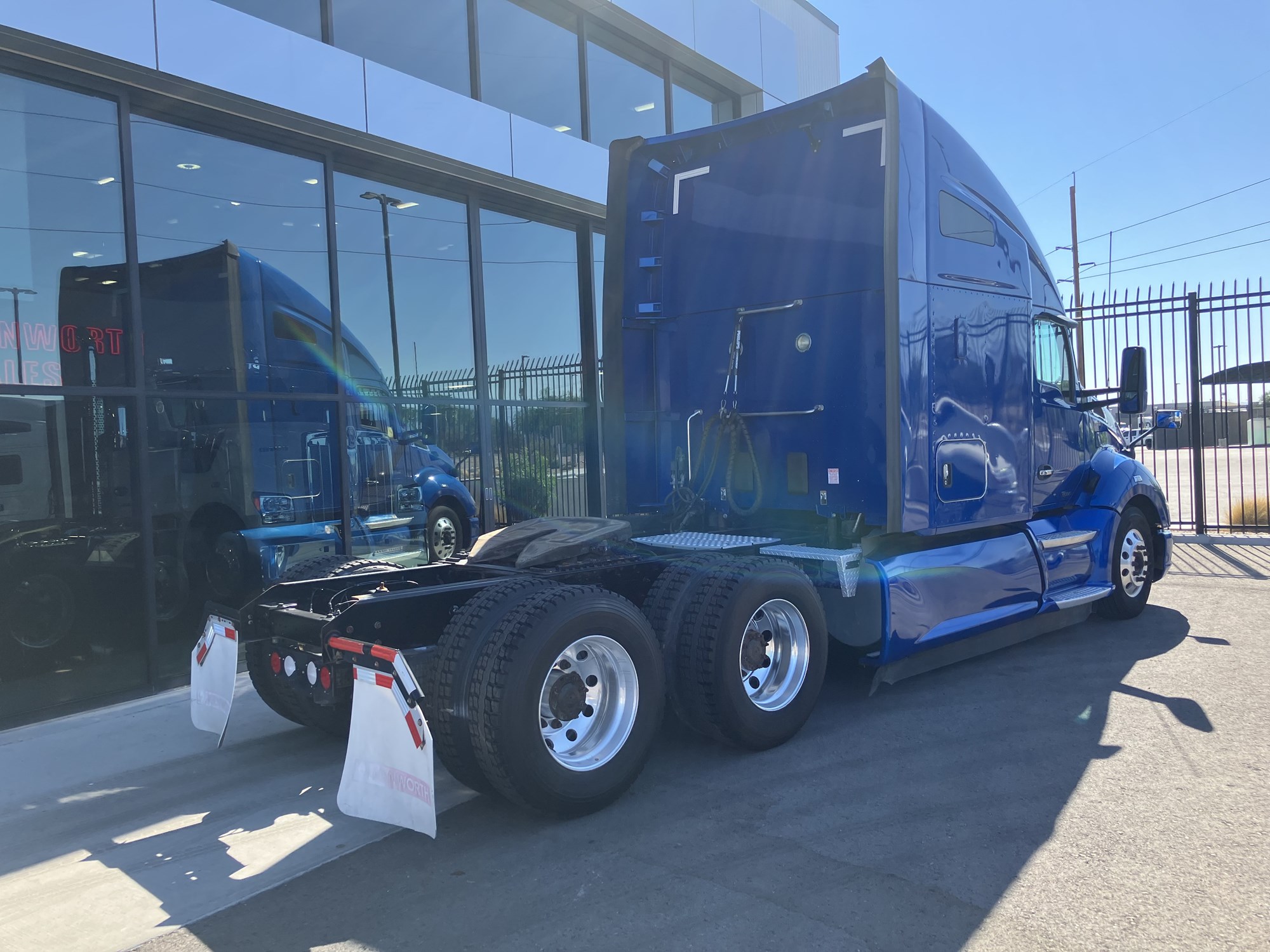 2020 Kenworth T680 - image 3 of 6