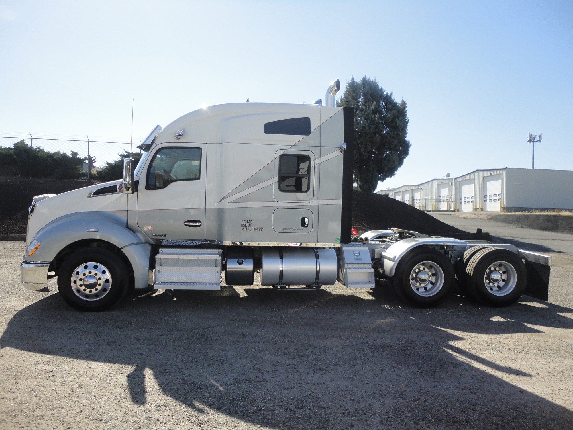 2020 Kenworth T680 - image 2 of 6