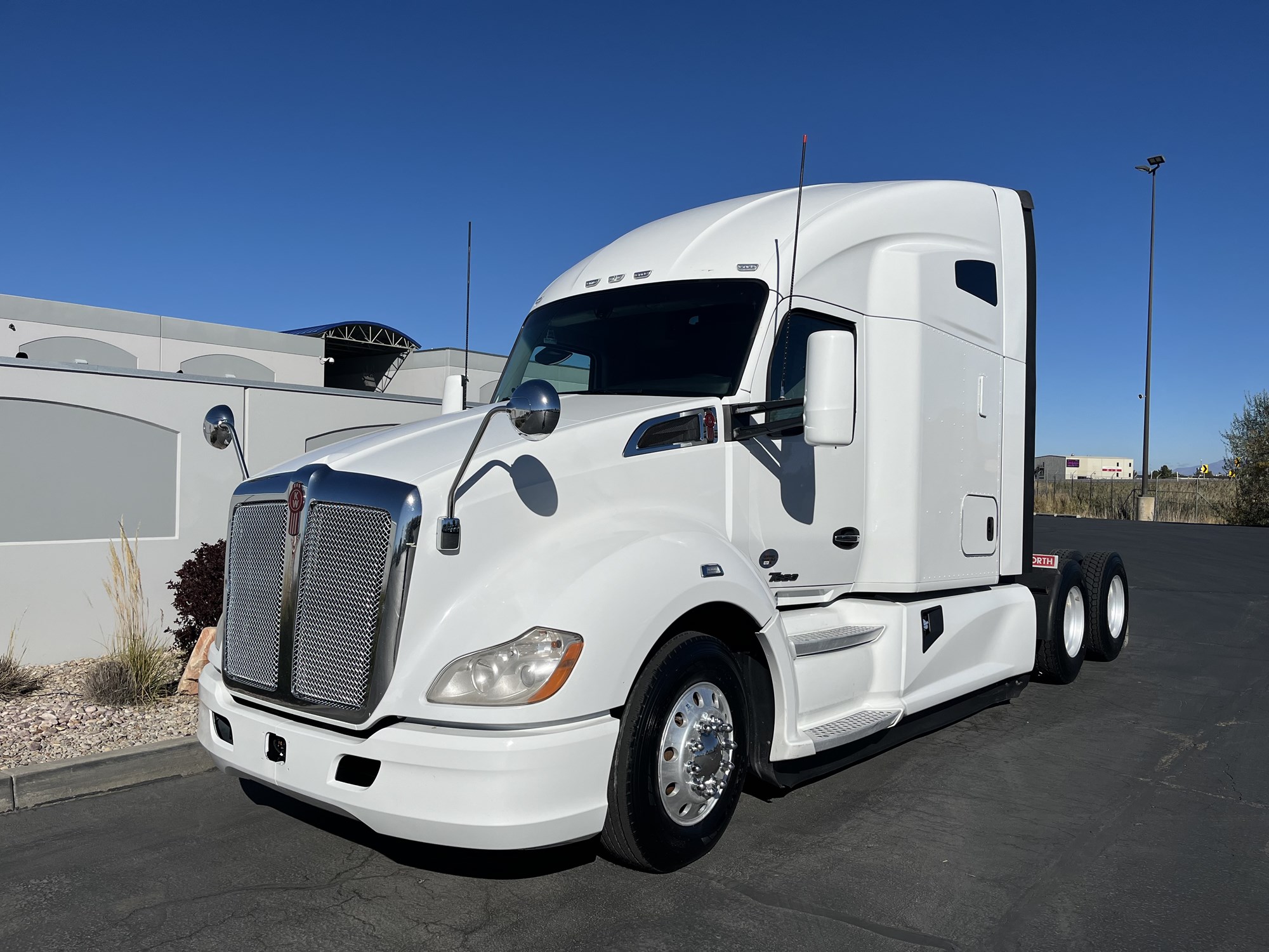 2020 Kenworth T680 - image 2 of 6