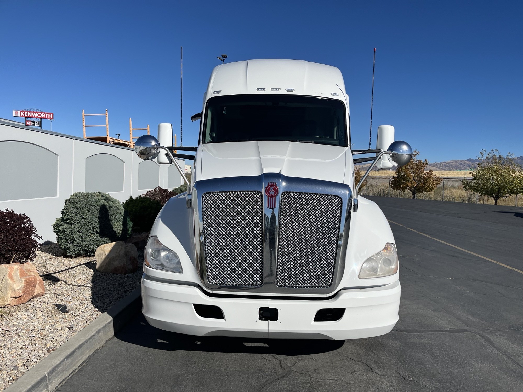 2020 Kenworth T680 - image 3 of 6