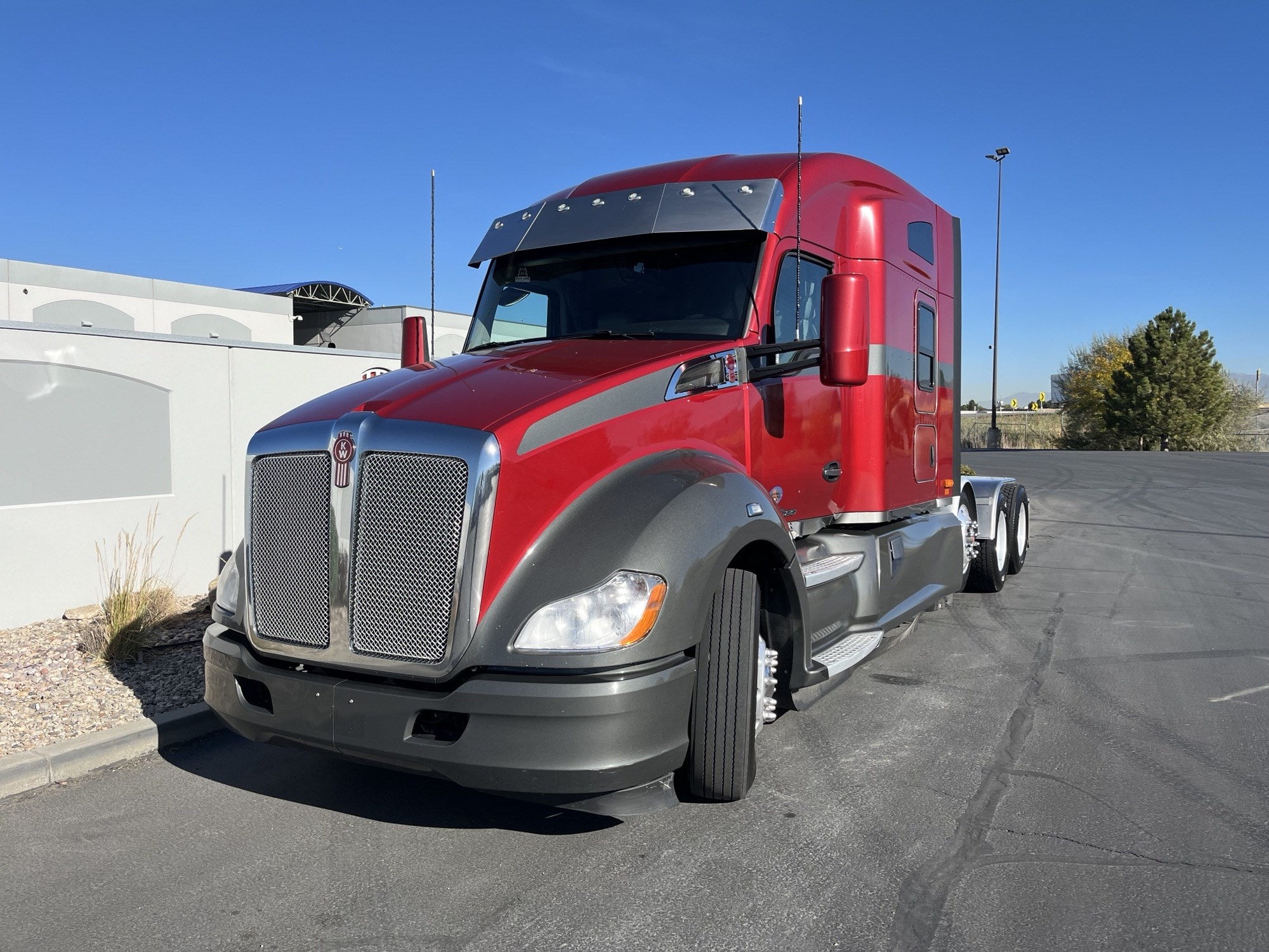 2021 Kenworth T680 - image 2 of 6