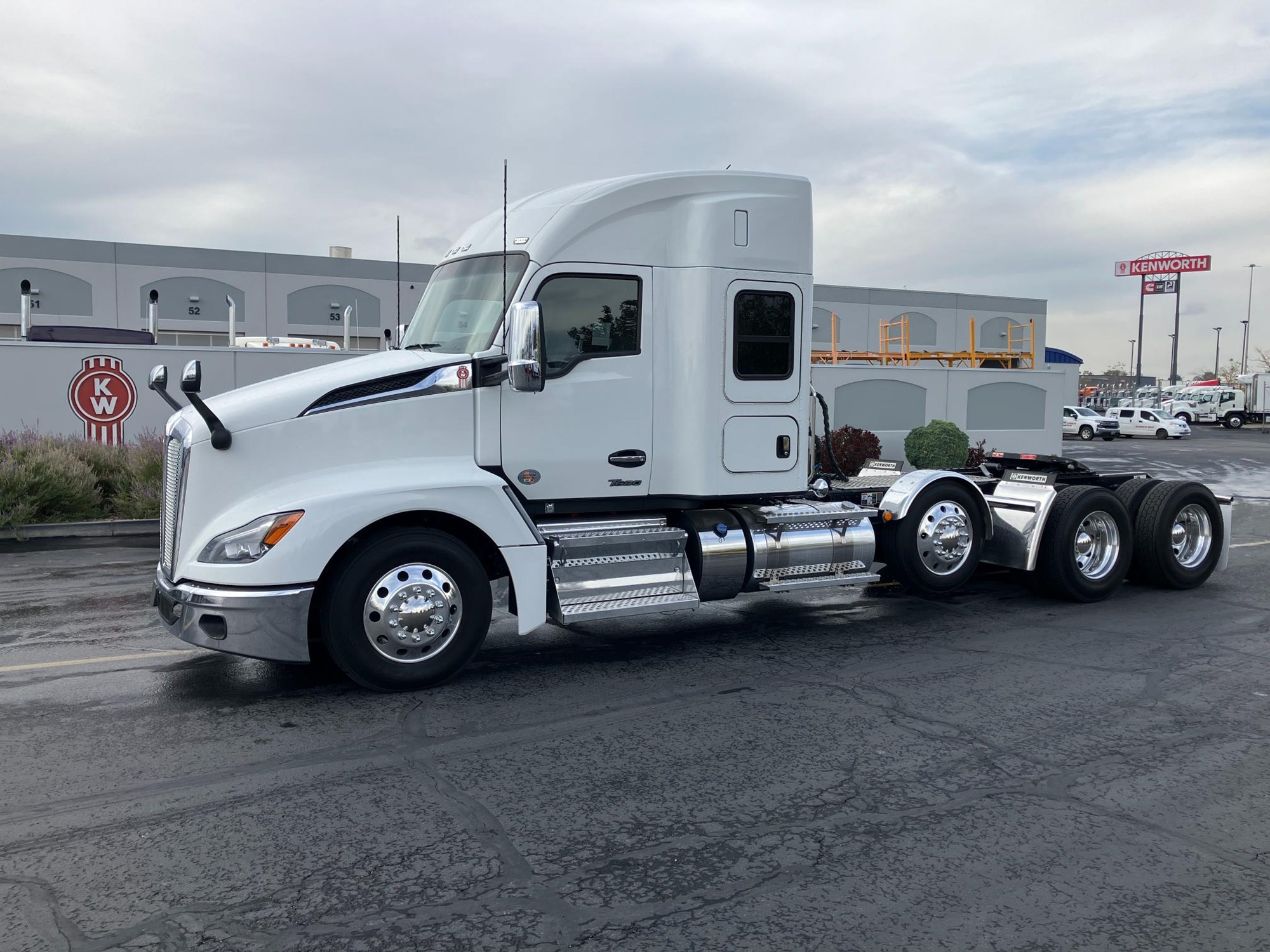 2024 Kenworth T680 - image 1 of 6