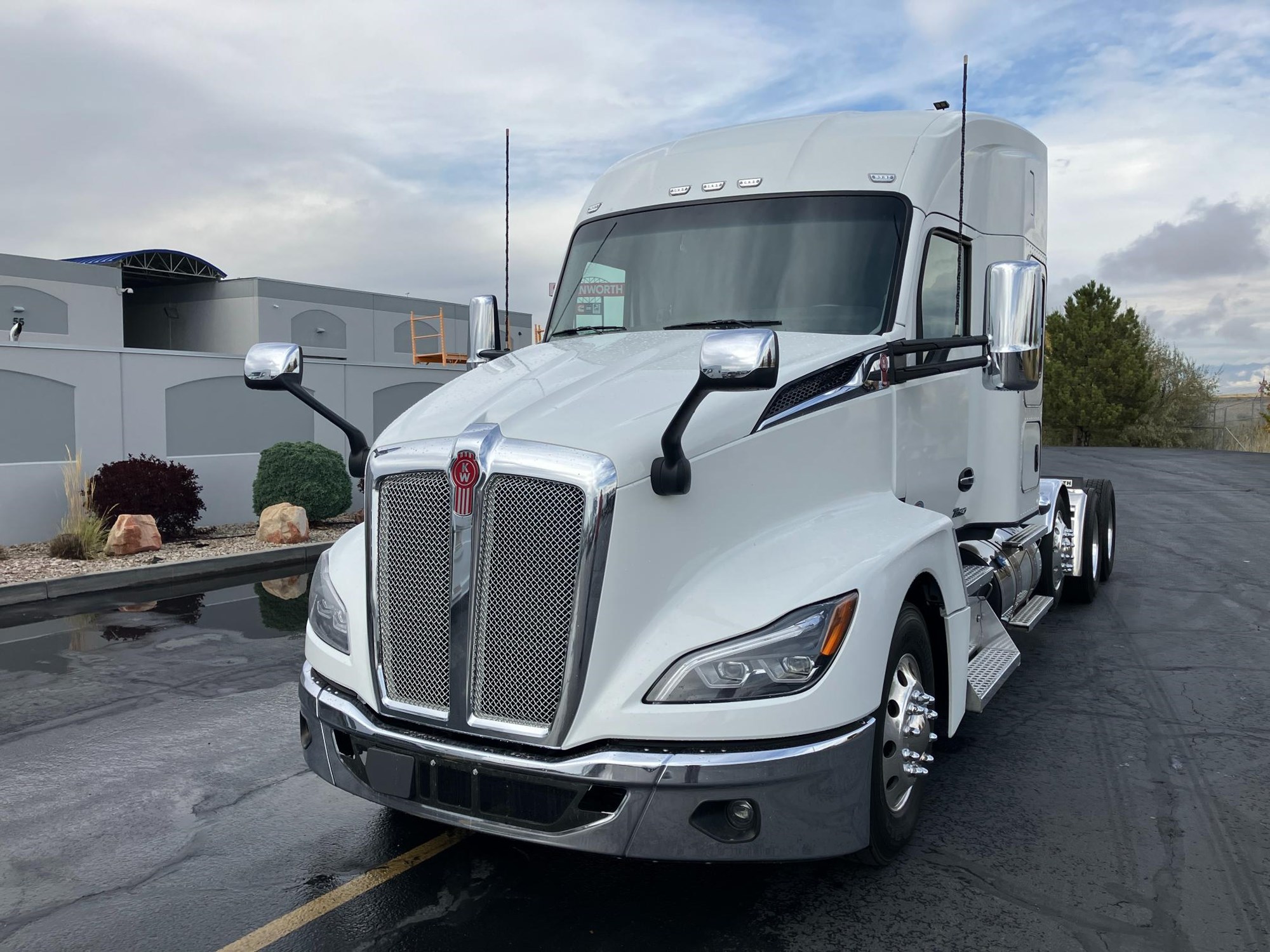 2024 Kenworth T680 - image 2 of 6