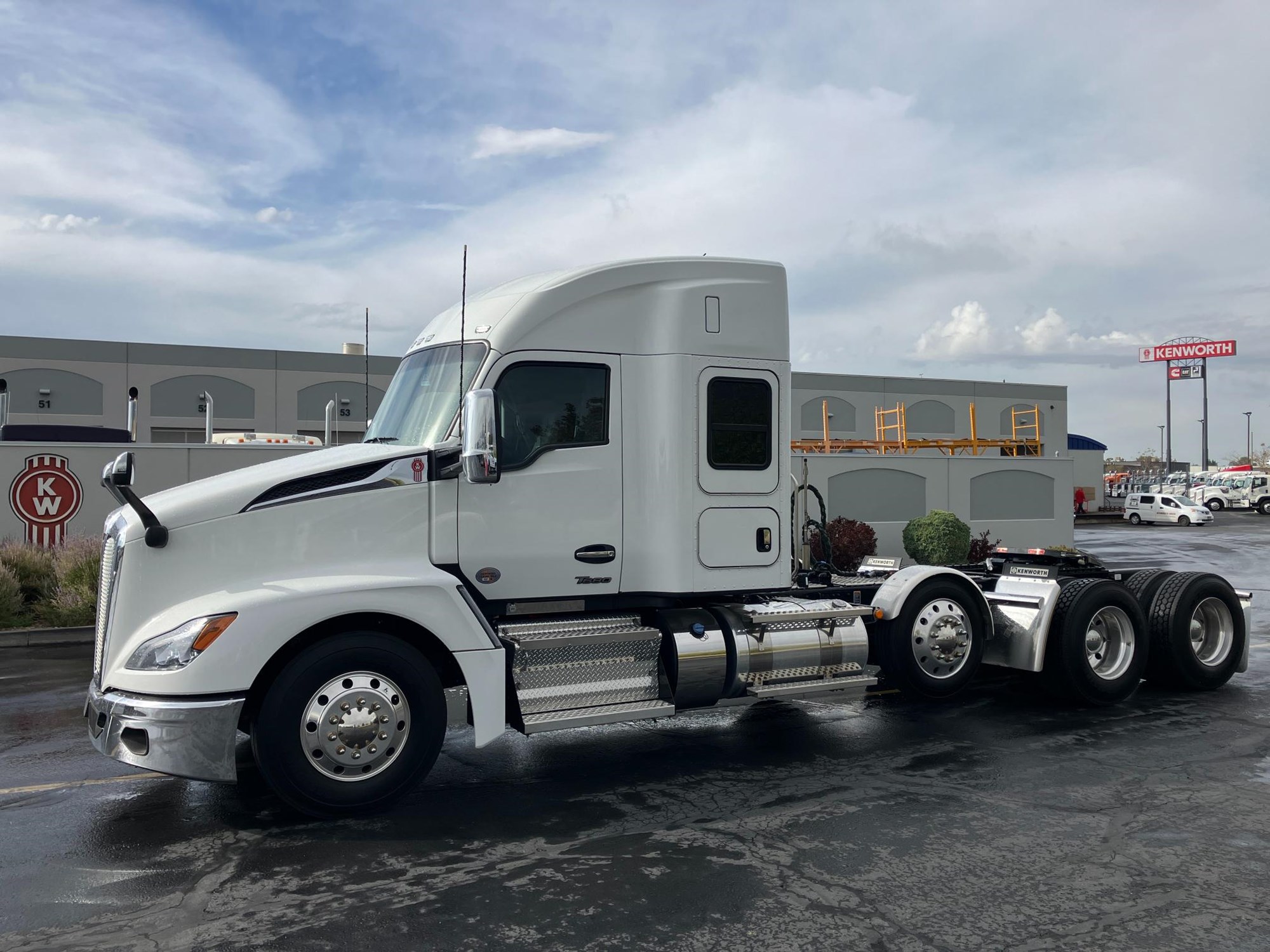 2024 Kenworth T680 - image 1 of 6