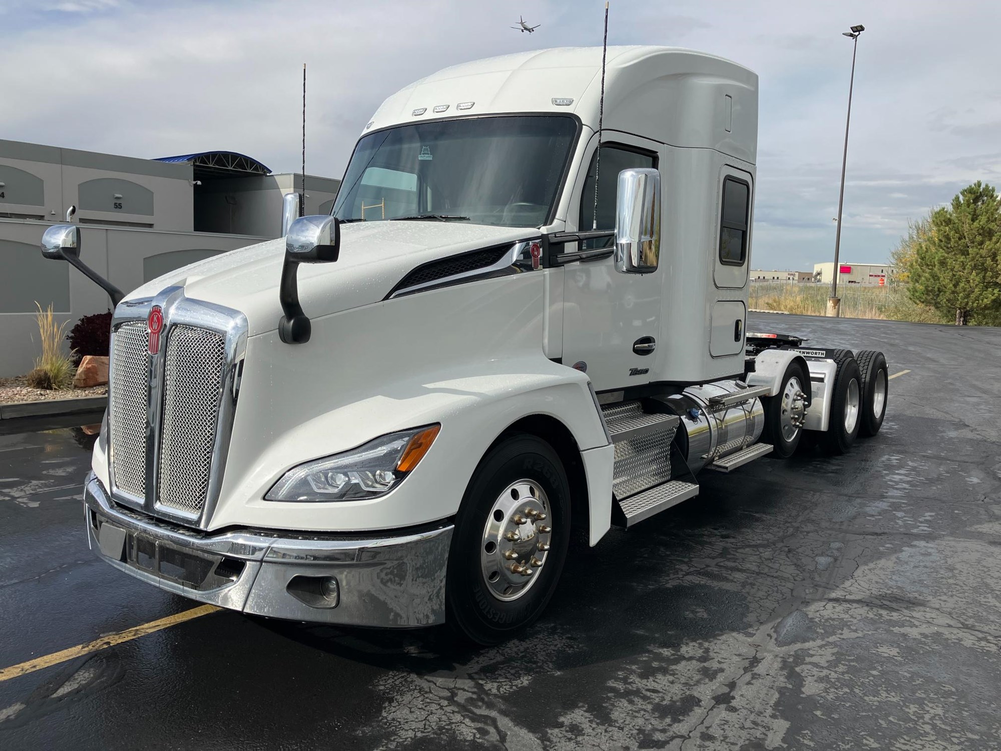 2024 Kenworth T680 - image 2 of 6