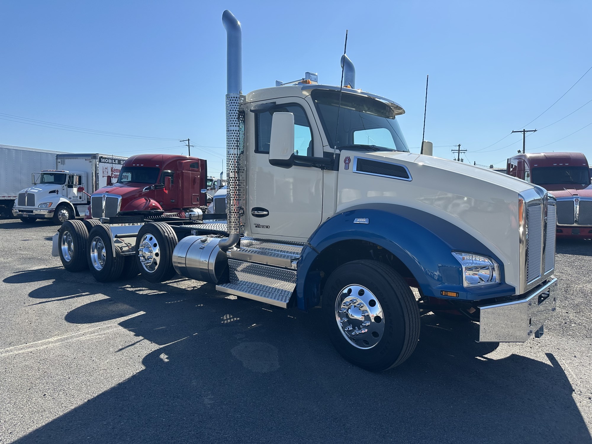 2025 Kenworth T880 - image 2 of 6