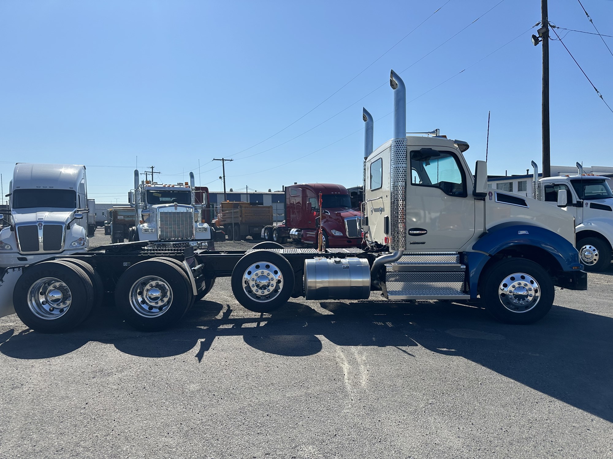 2025 Kenworth T880 - image 3 of 6