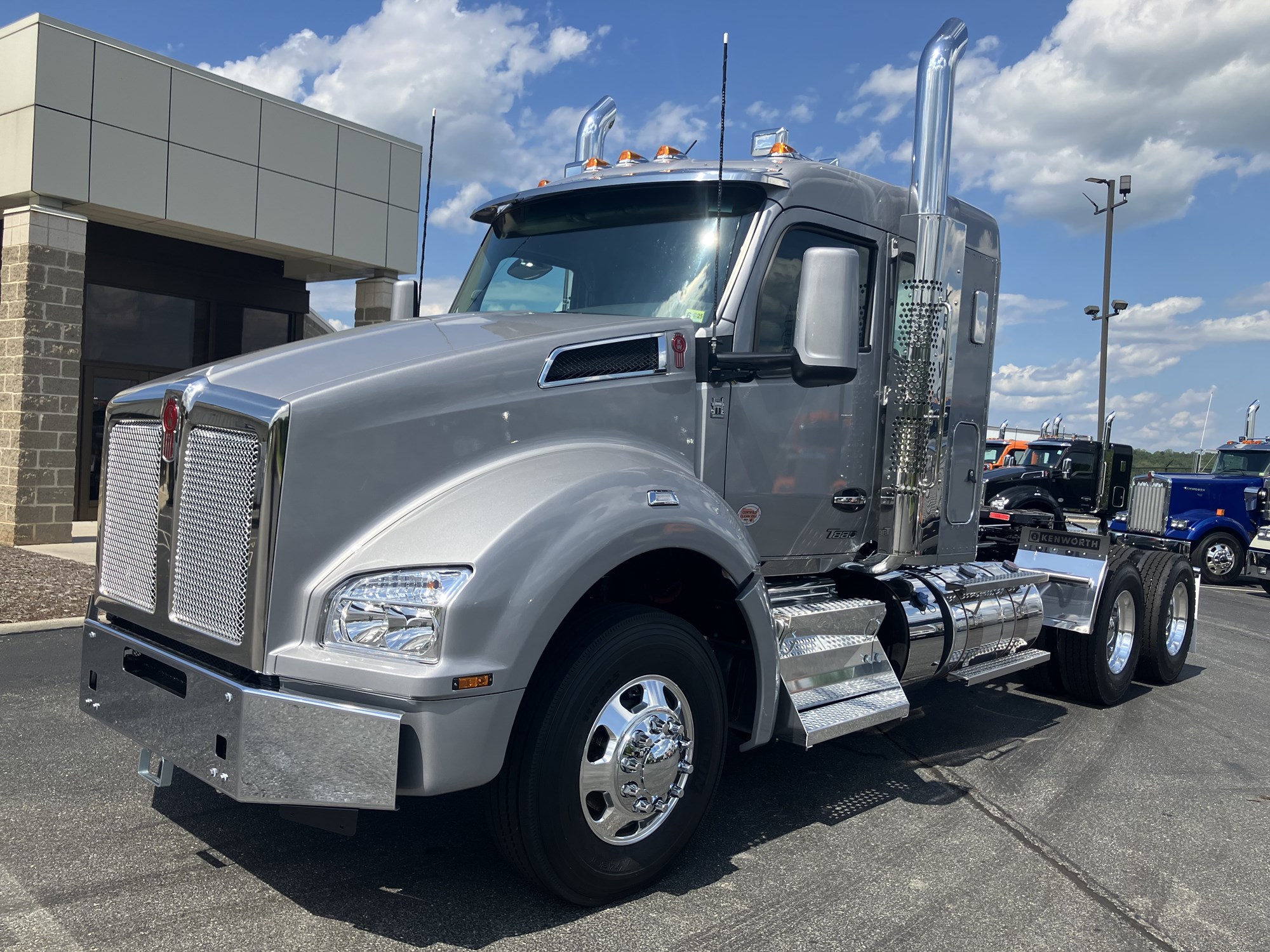 2025 Kenworth T880 - image 1 of 6