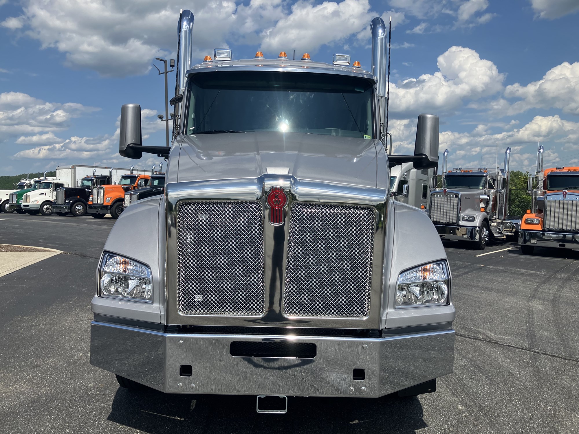 2025 Kenworth T880 - image 2 of 6