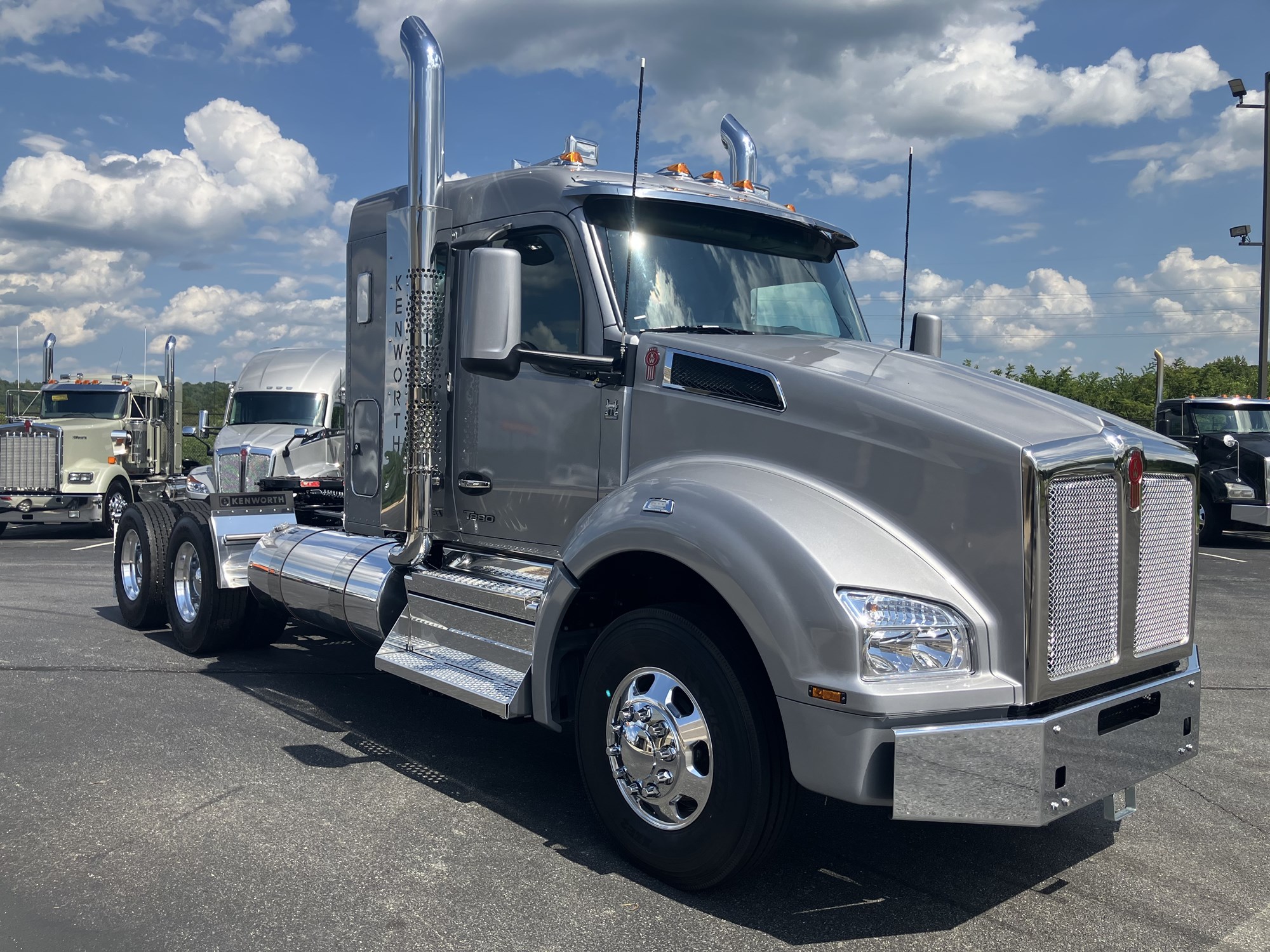 2025 Kenworth T880 - image 3 of 6