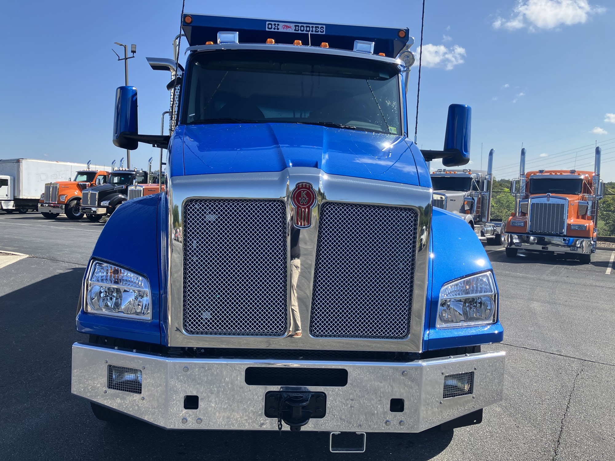 2025 Kenworth T880 - image 2 of 6