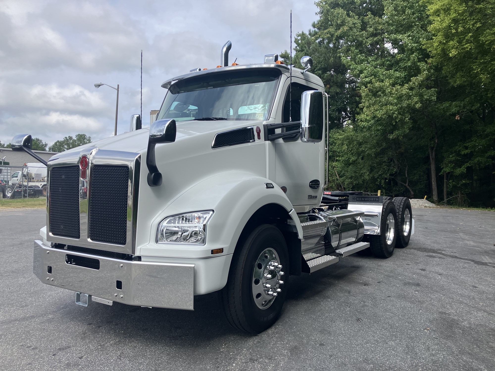 2025 Kenworth T880 - image 1 of 6