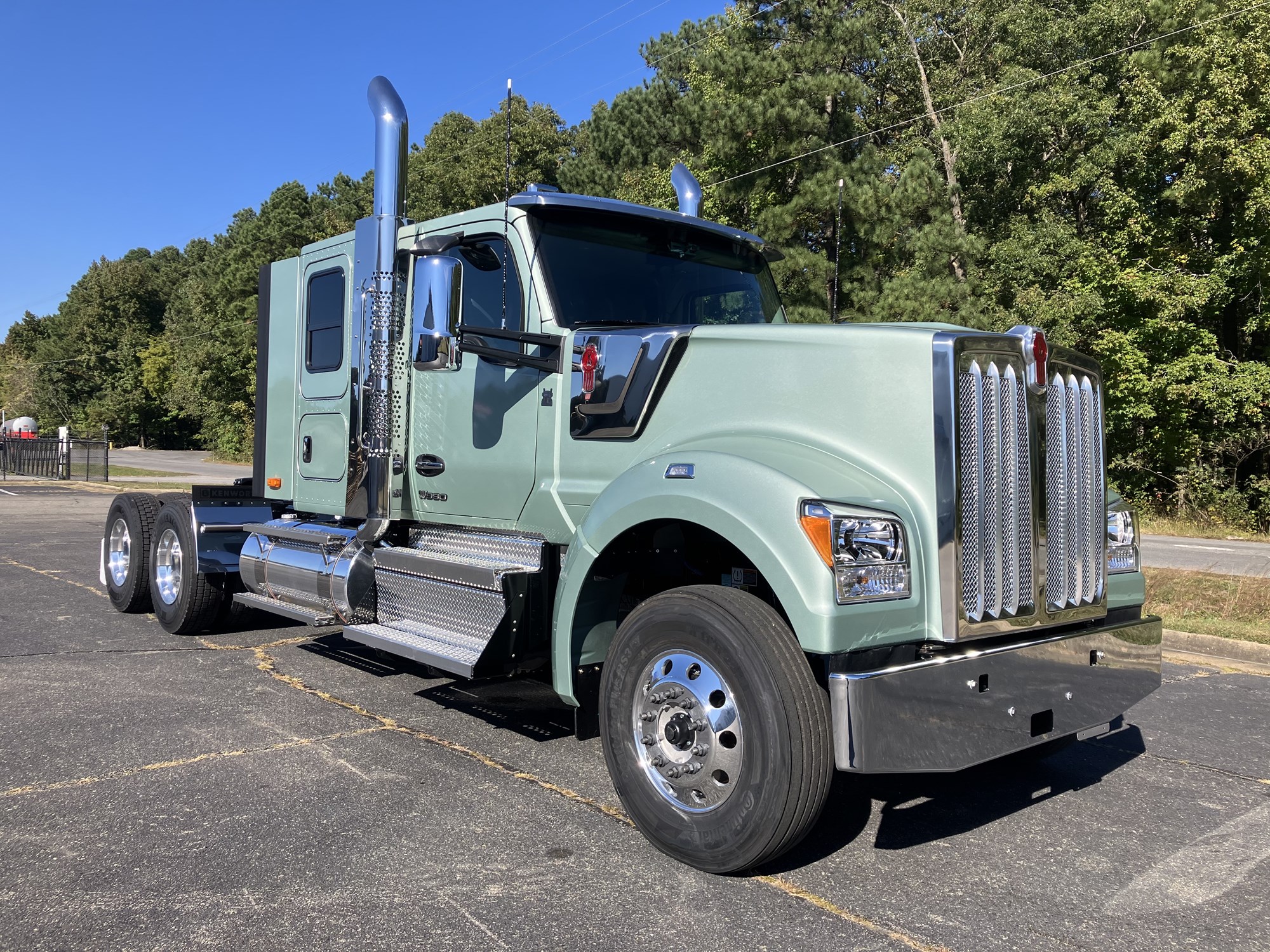 2025 Kenworth W990 - image 3 of 6