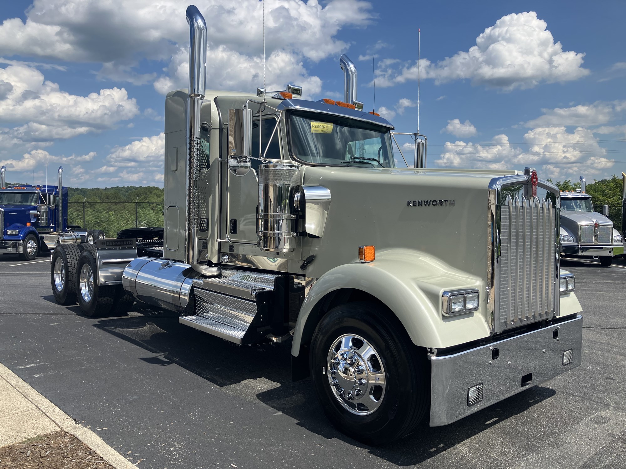 2025 Kenworth W900B - image 3 of 6