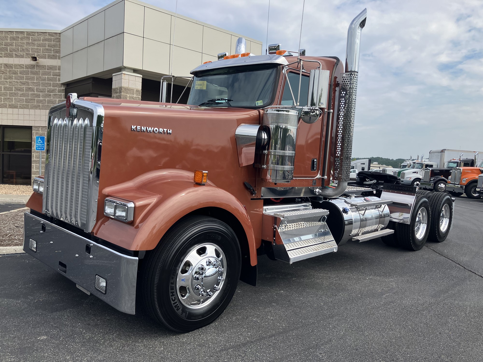 2025 Kenworth W900L - image 1 of 6