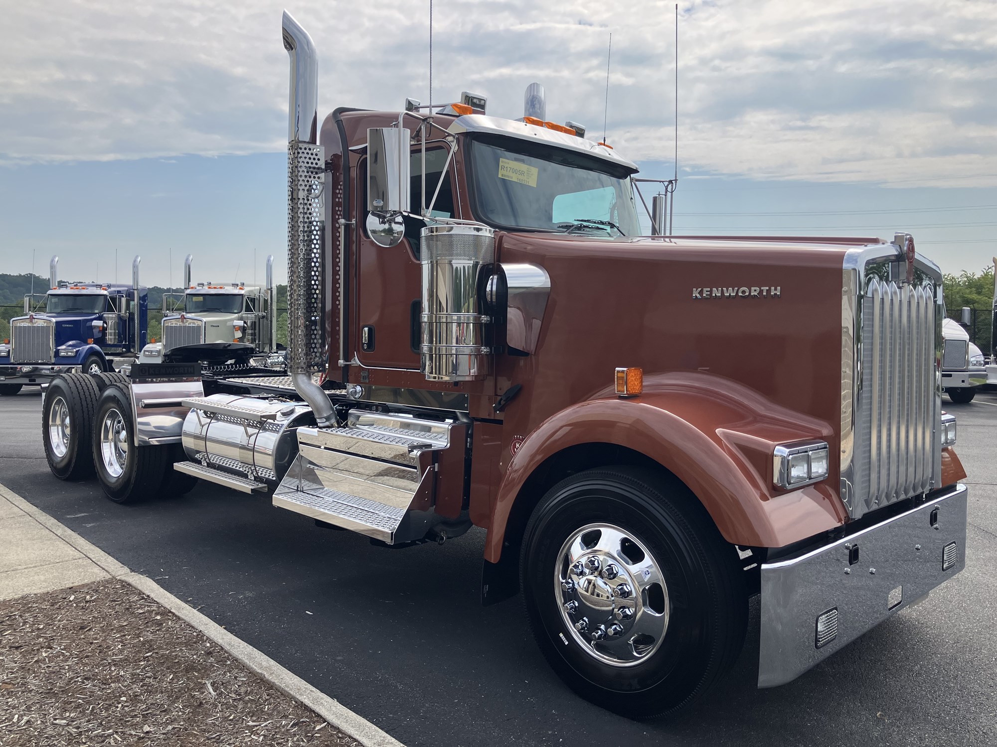 2025 Kenworth W900L - image 3 of 6