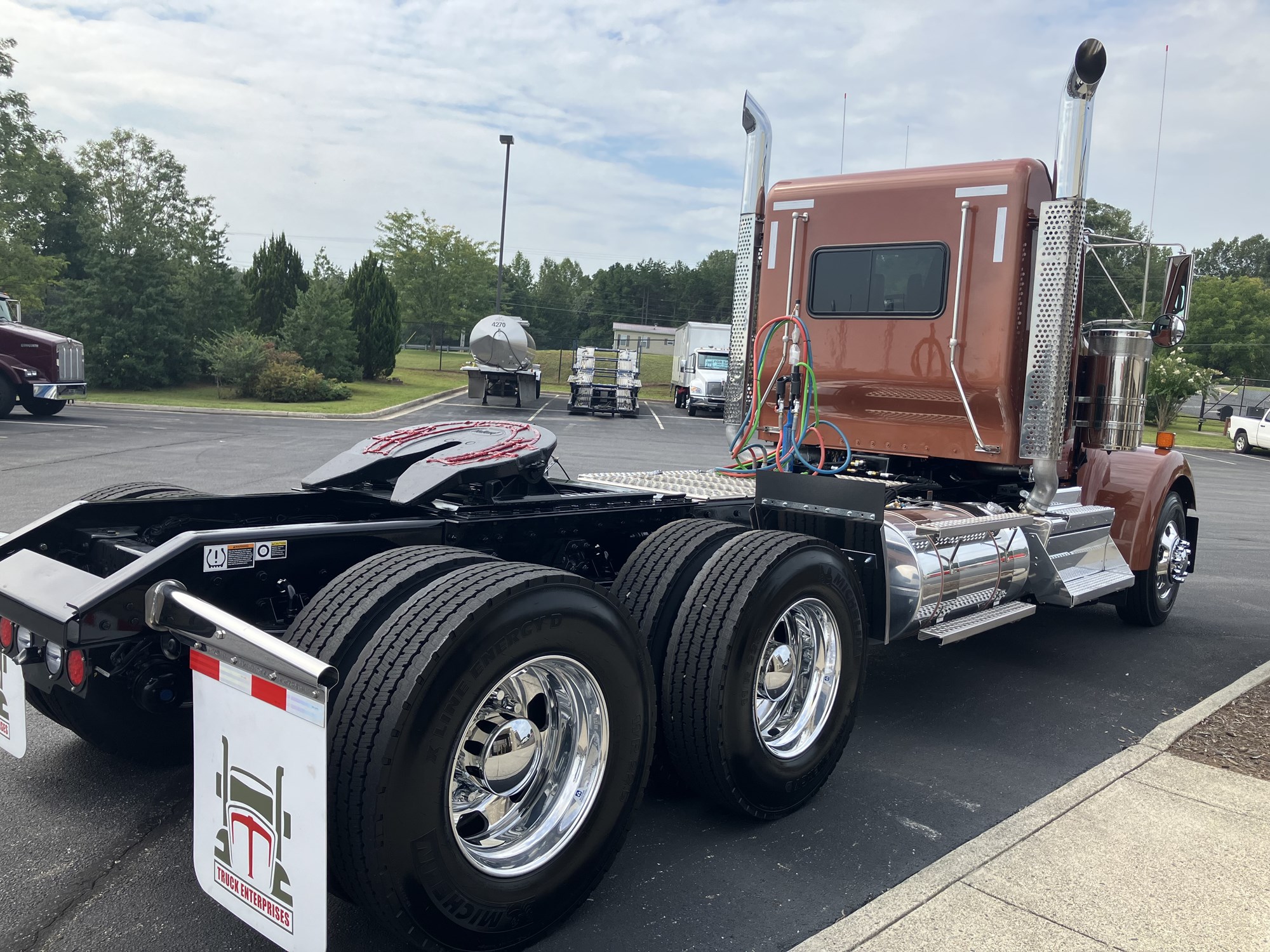 2025 Kenworth W900L - image 4 of 6