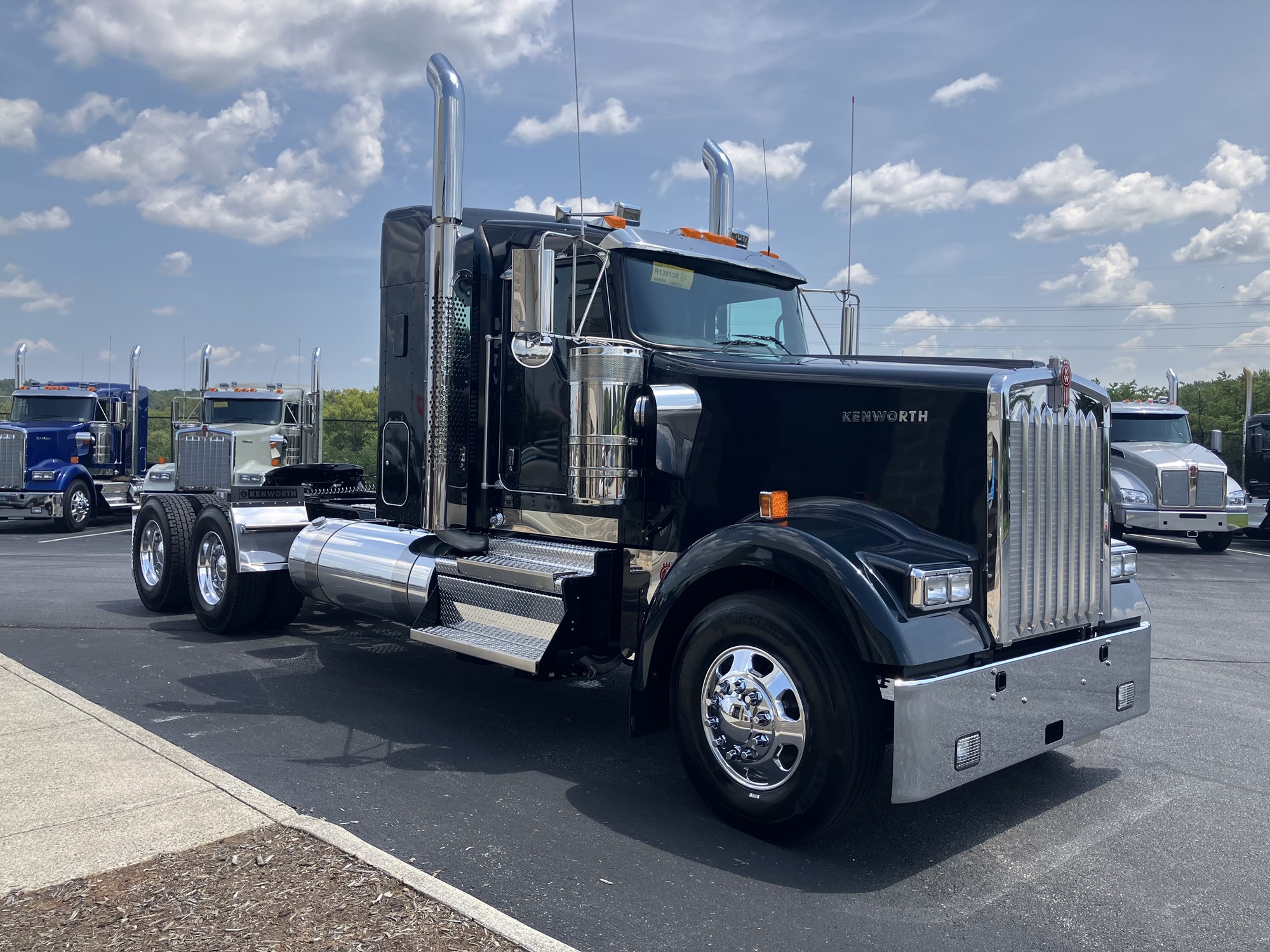 2025 Kenworth W900B - image 3 of 6