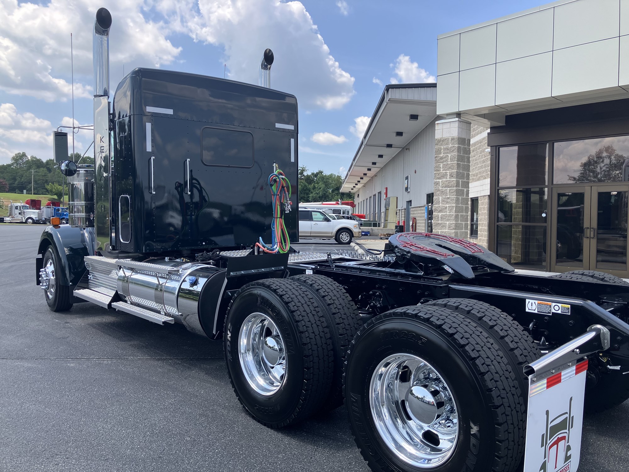 2025 Kenworth W900B - image 5 of 6