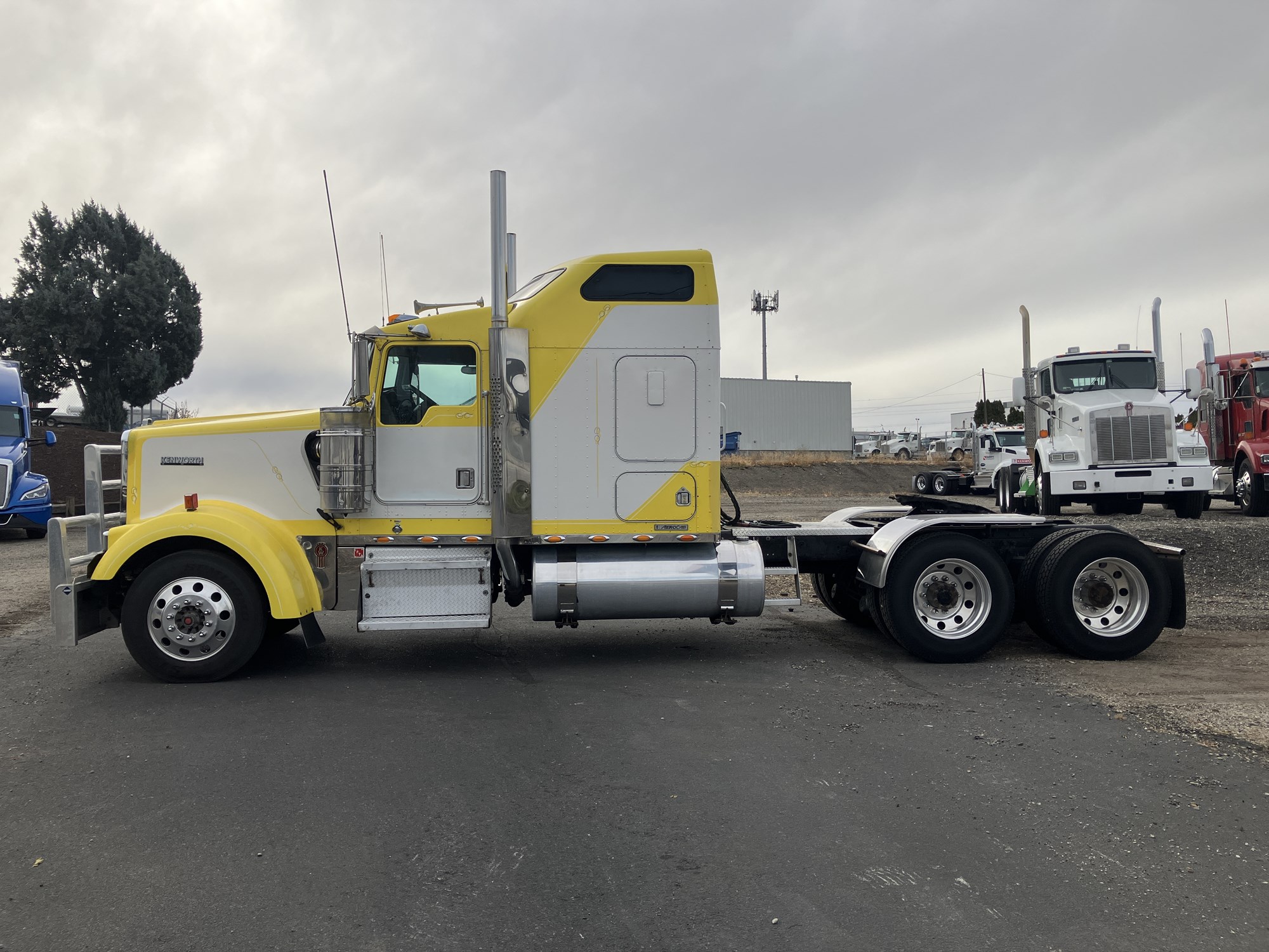 2002 Kenworth W900 - image 2 of 6