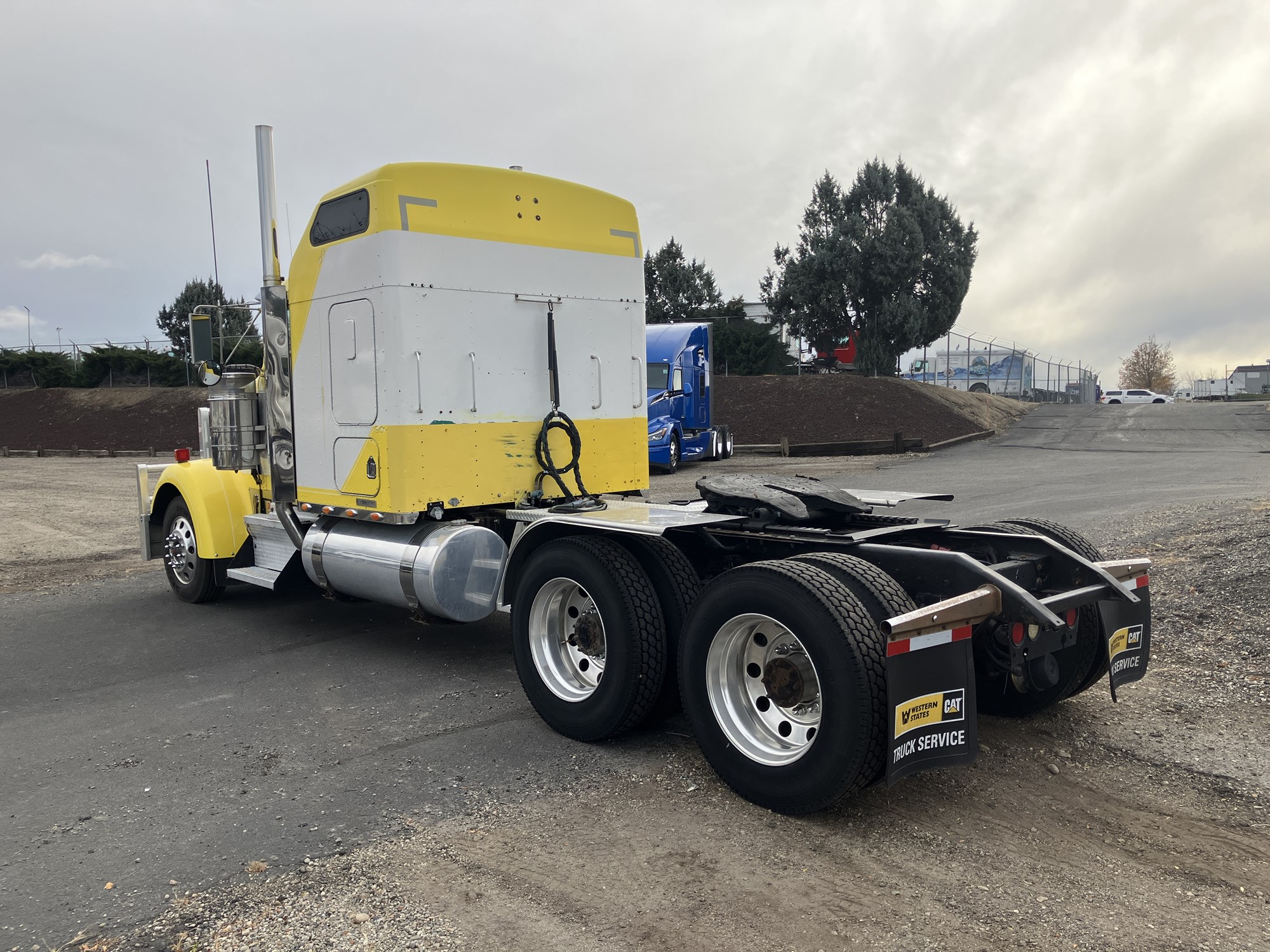 2002 Kenworth W900 - image 3 of 6