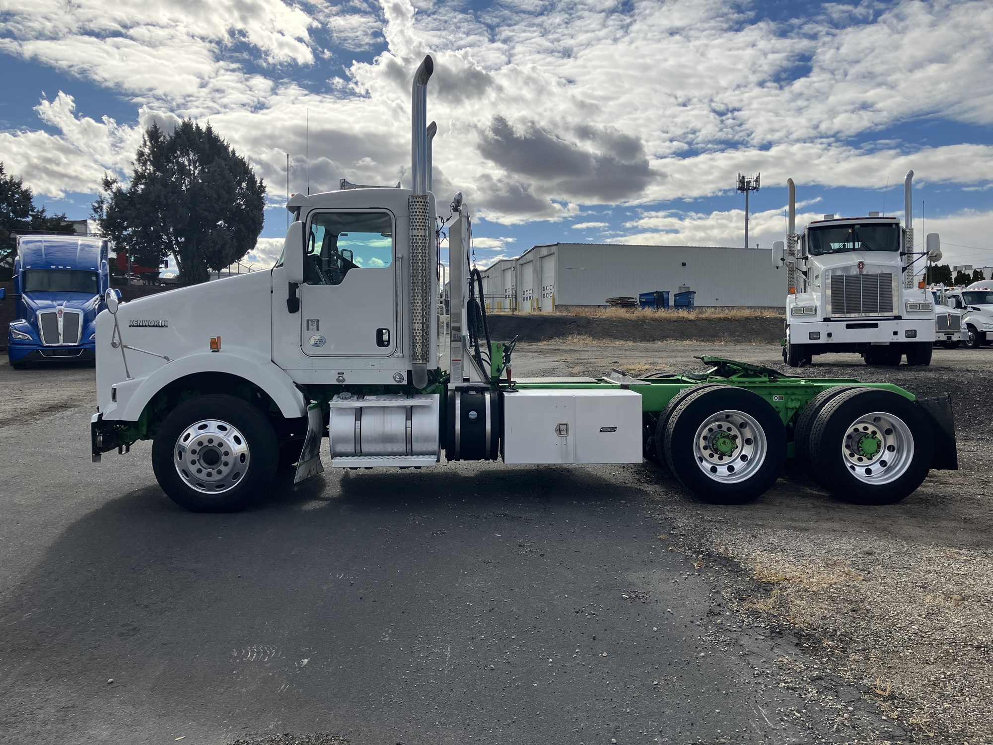 2015 Kenworth T800 - image 2 of 6