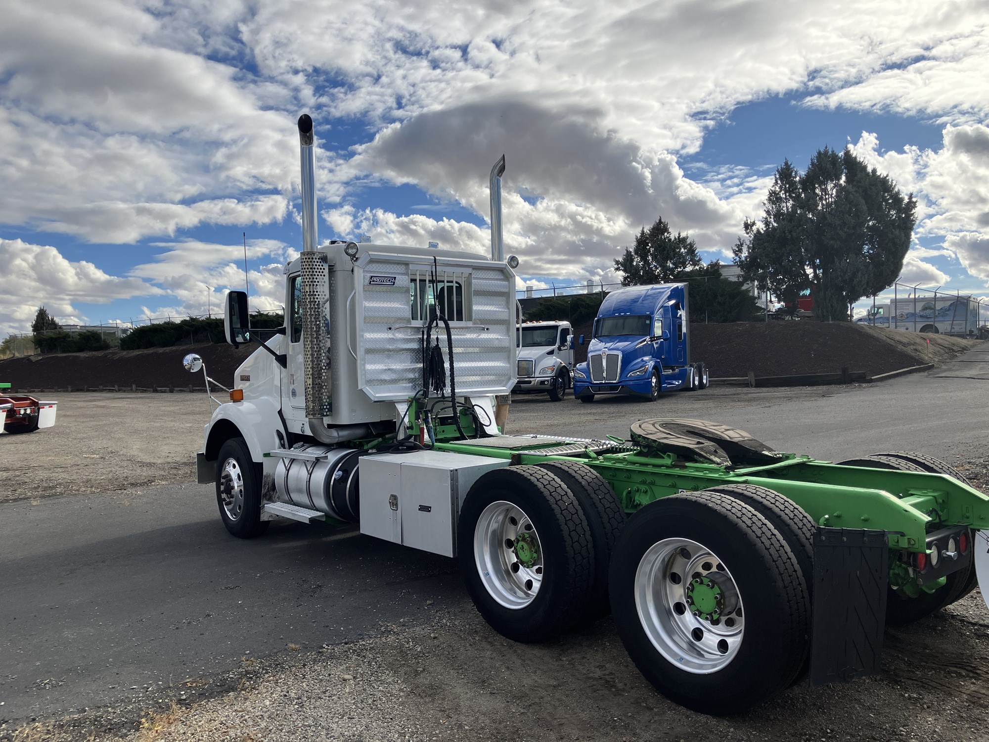 2015 Kenworth T800 - image 3 of 6