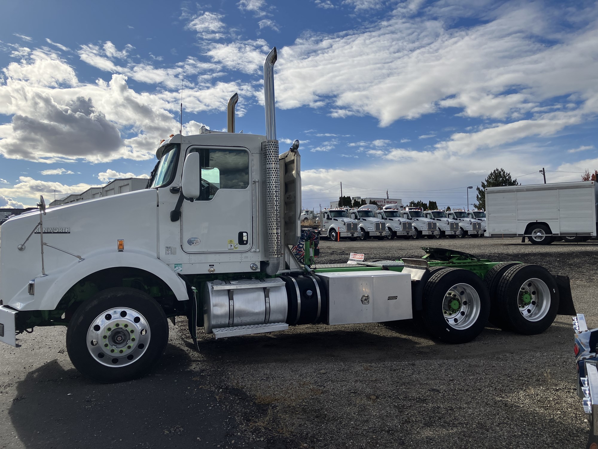 2015 Kenworth T800 - image 2 of 6