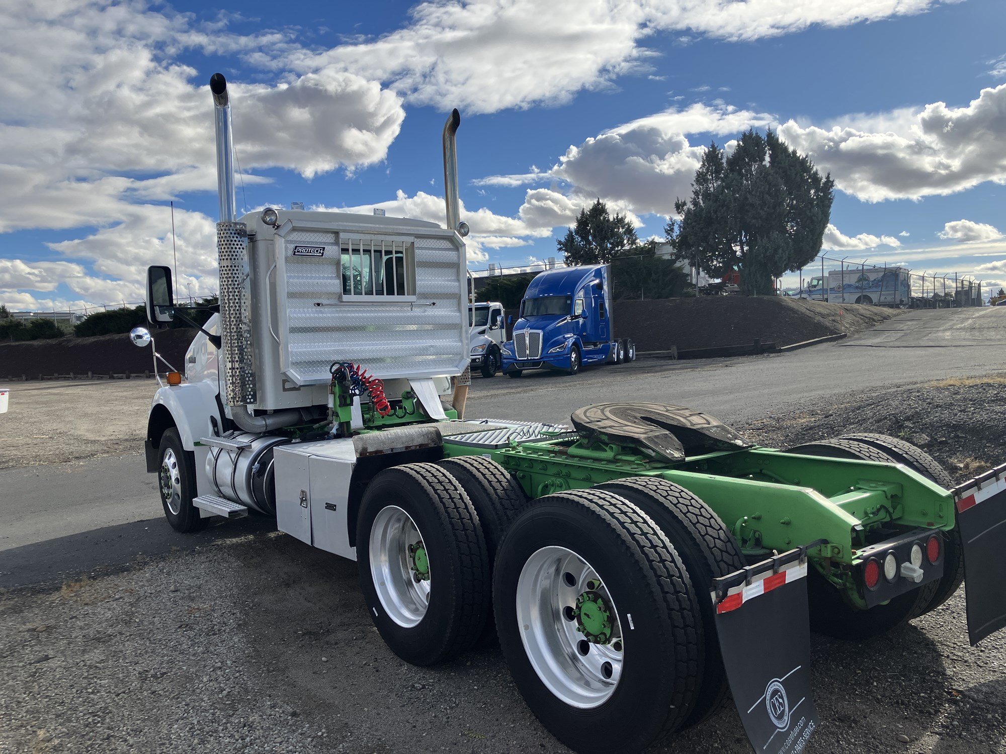 2015 Kenworth T800 - image 3 of 6