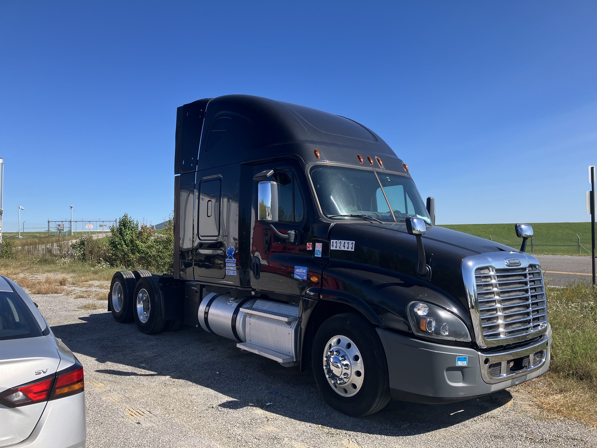 2015 Freightliner Cascadia - image 1 of 6