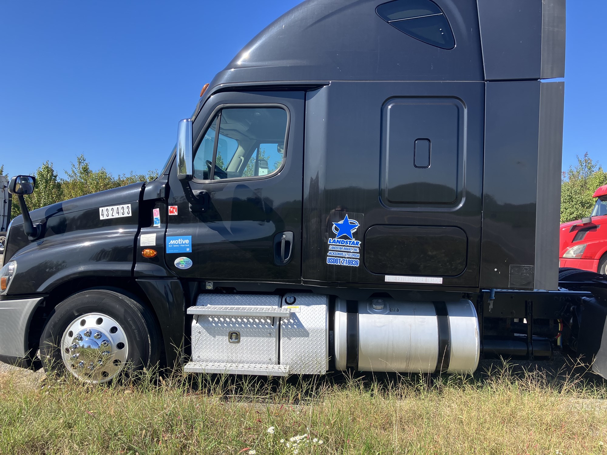 2015 Freightliner Cascadia - image 2 of 6