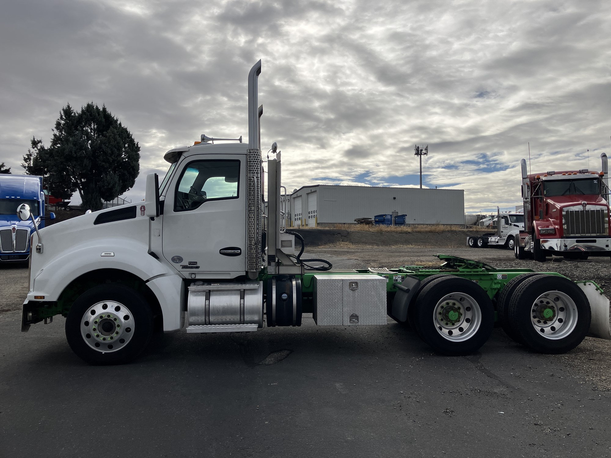 2017 Kenworth T880 - image 2 of 6