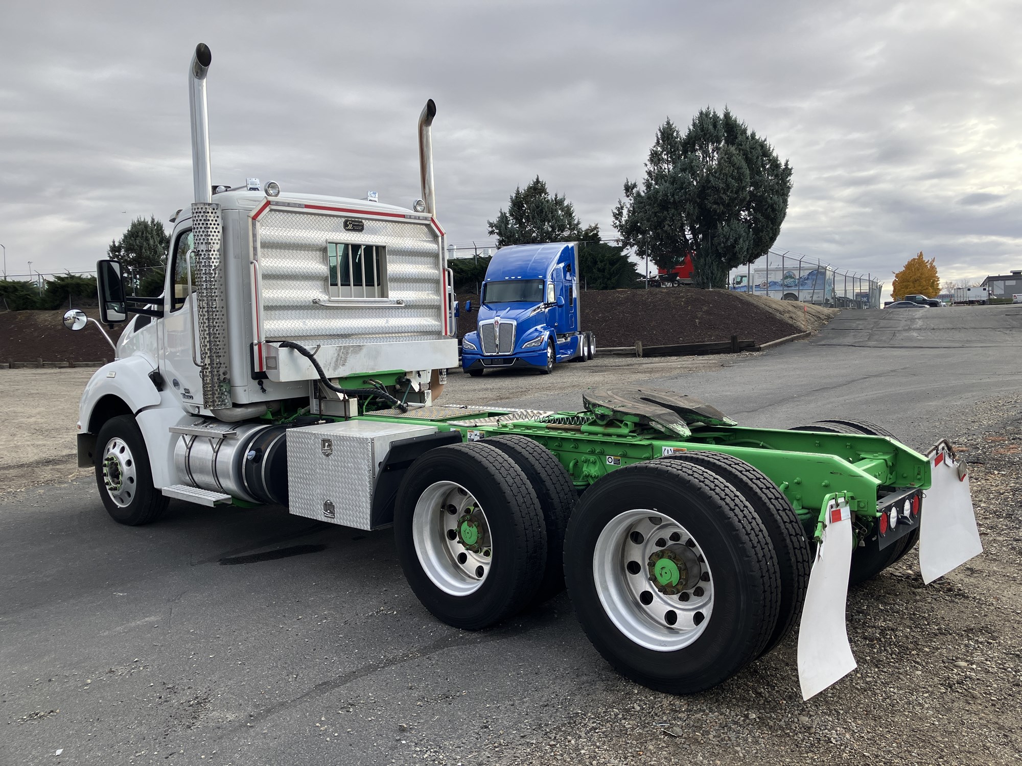 2017 Kenworth T880 - image 3 of 6