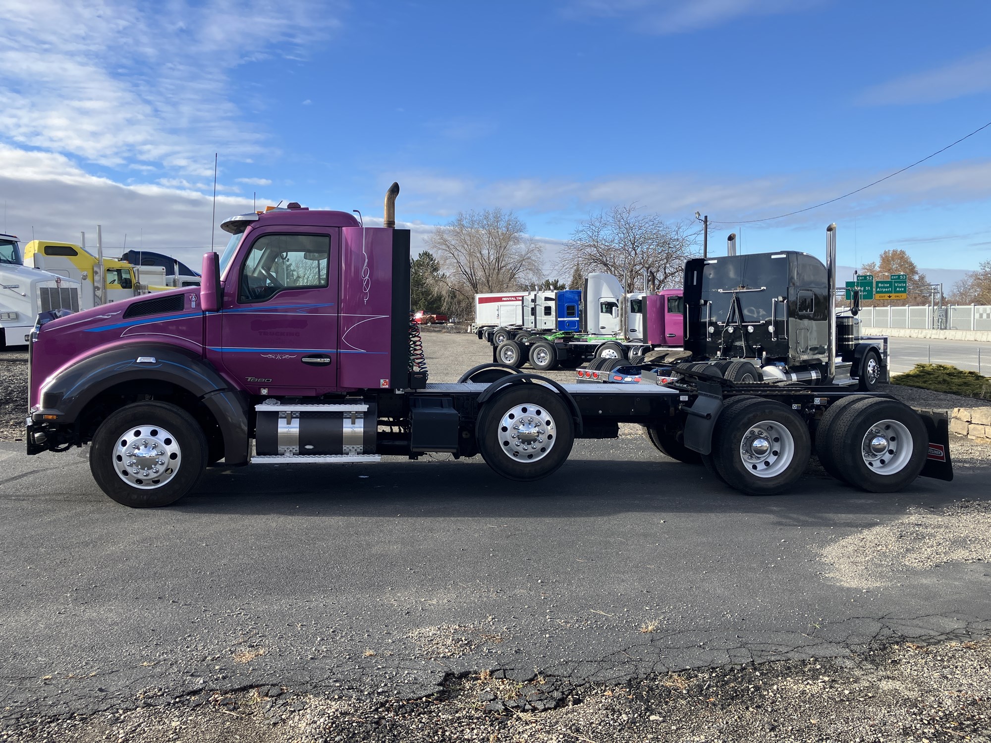 2019 Kenworth T880 - image 2 of 6