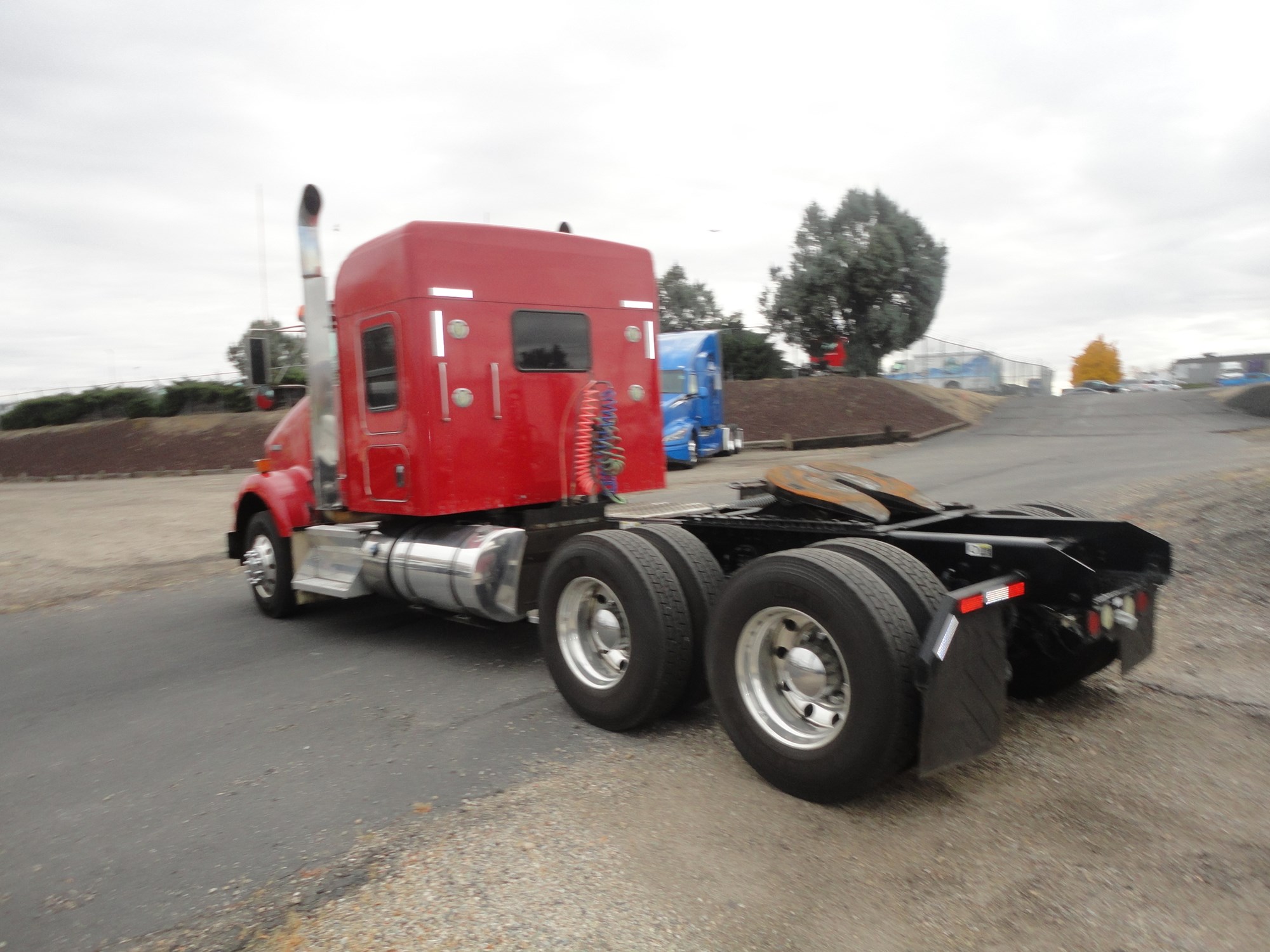 2020 Kenworth T800 - image 3 of 6