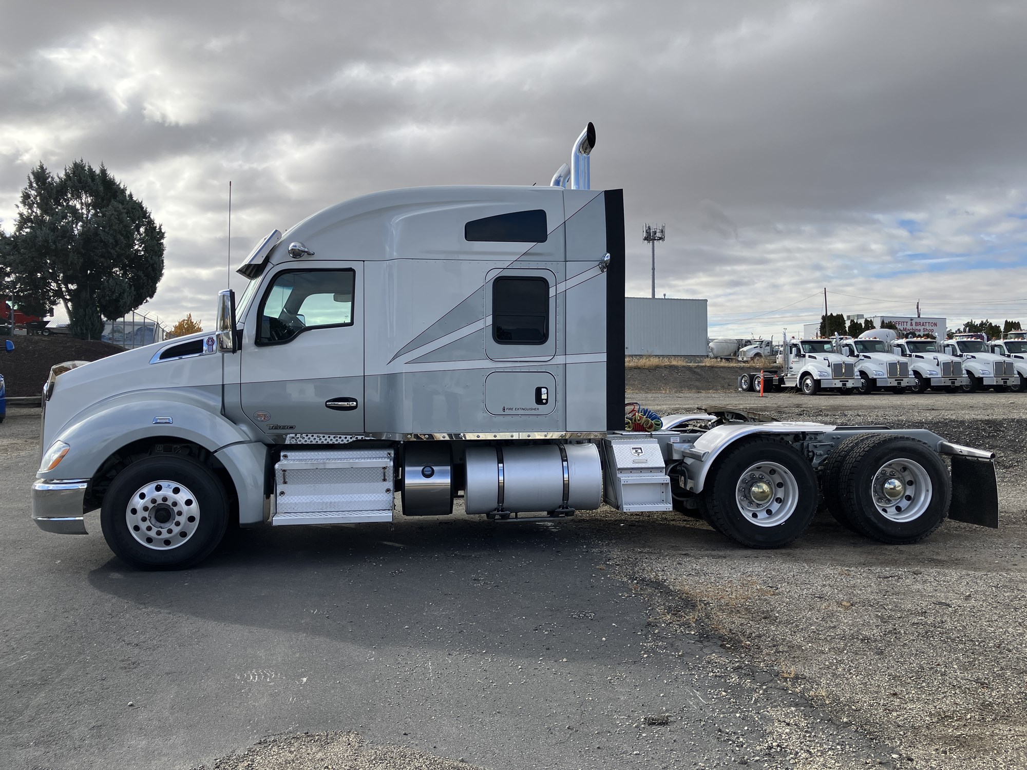 2020 Kenworth T680 - image 2 of 6