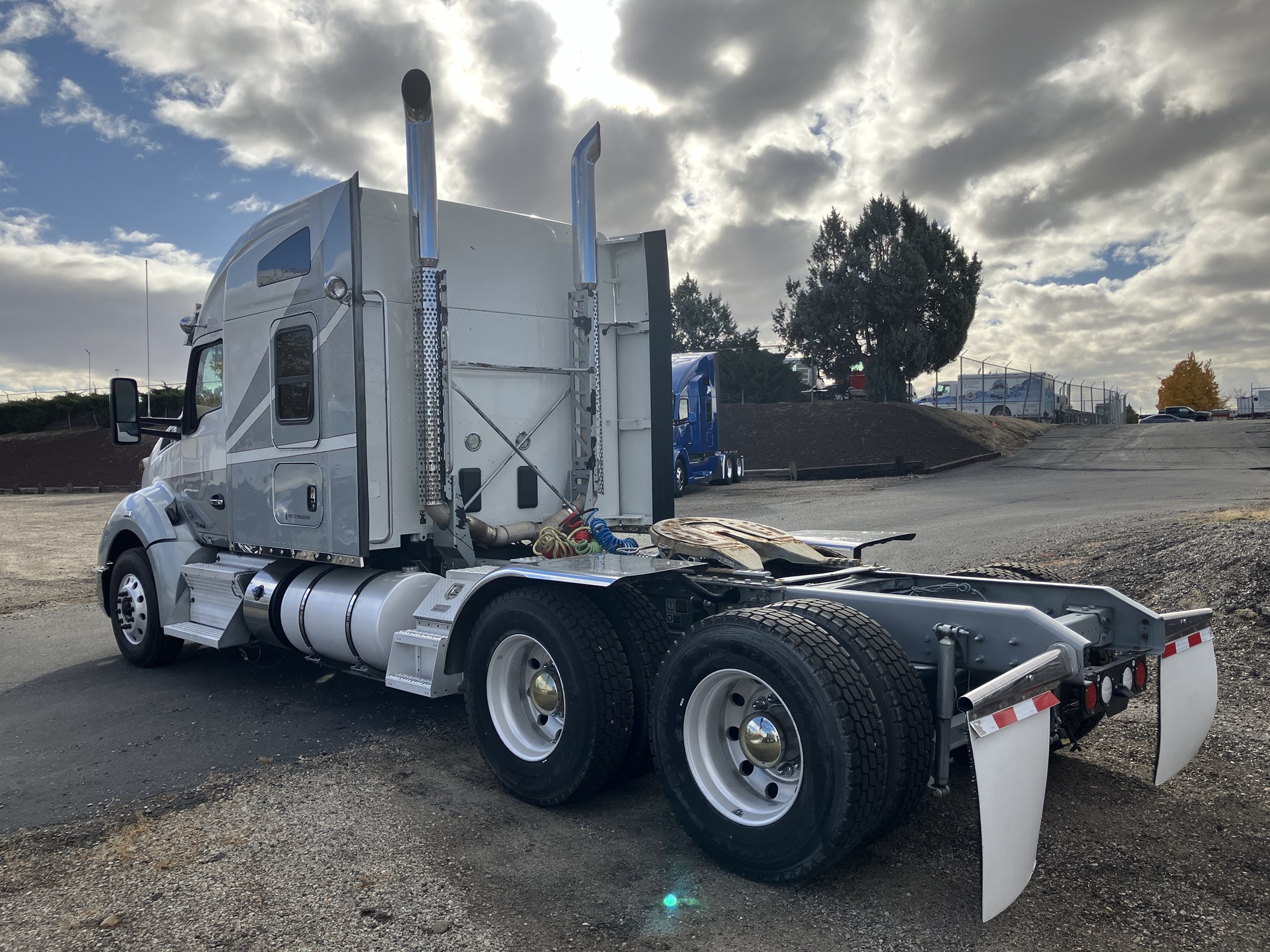 2020 Kenworth T680 - image 3 of 6