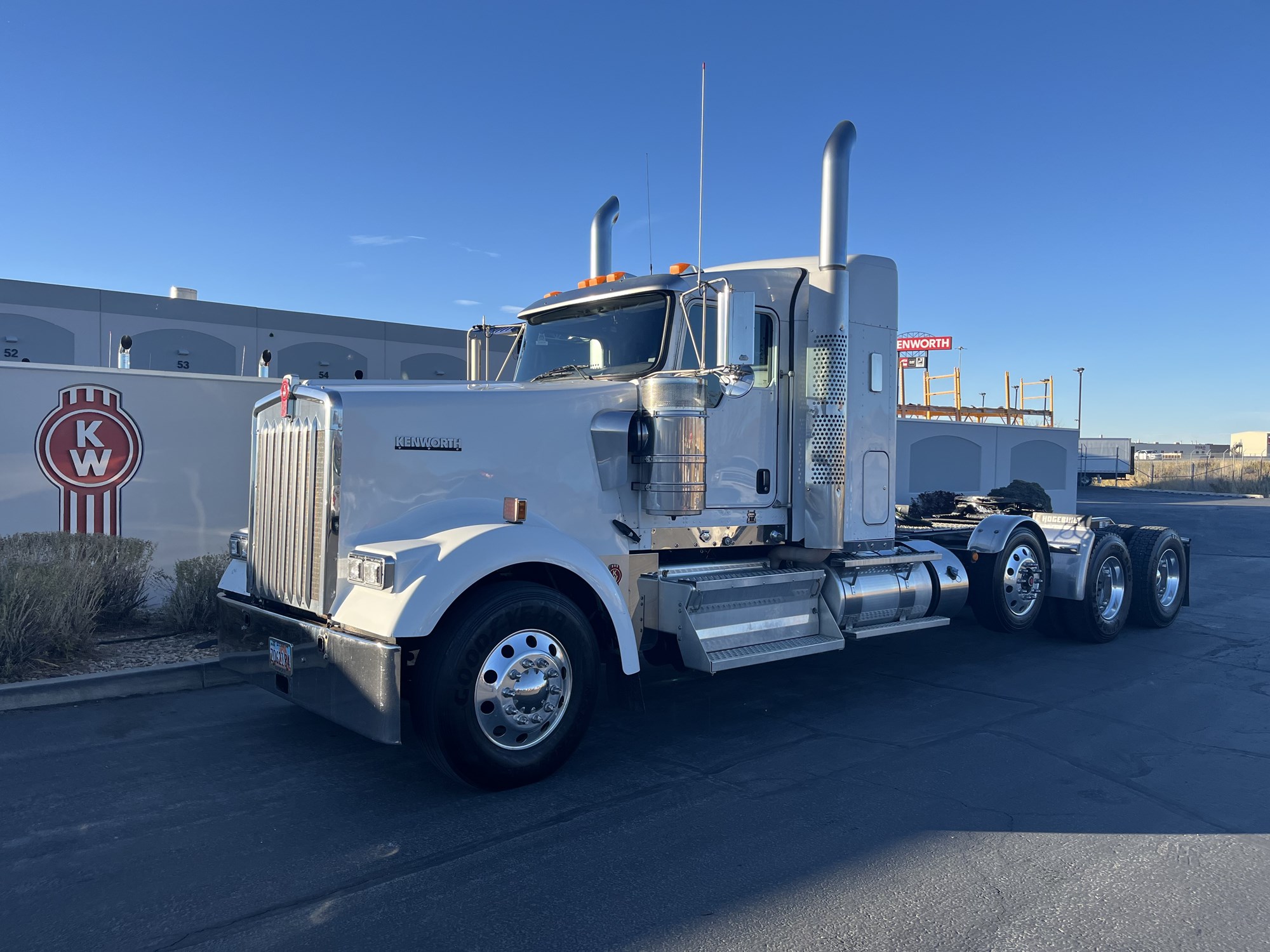 2020 Kenworth W900L - image 2 of 6