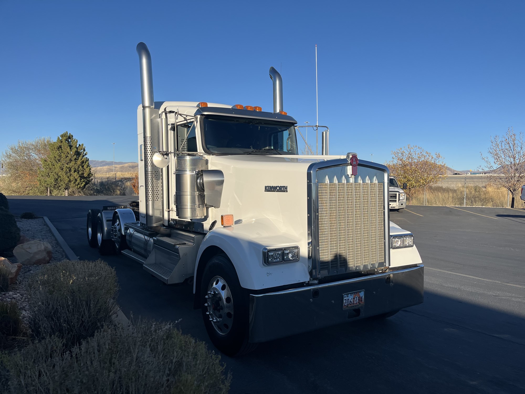 2020 Kenworth W900L - image 4 of 6