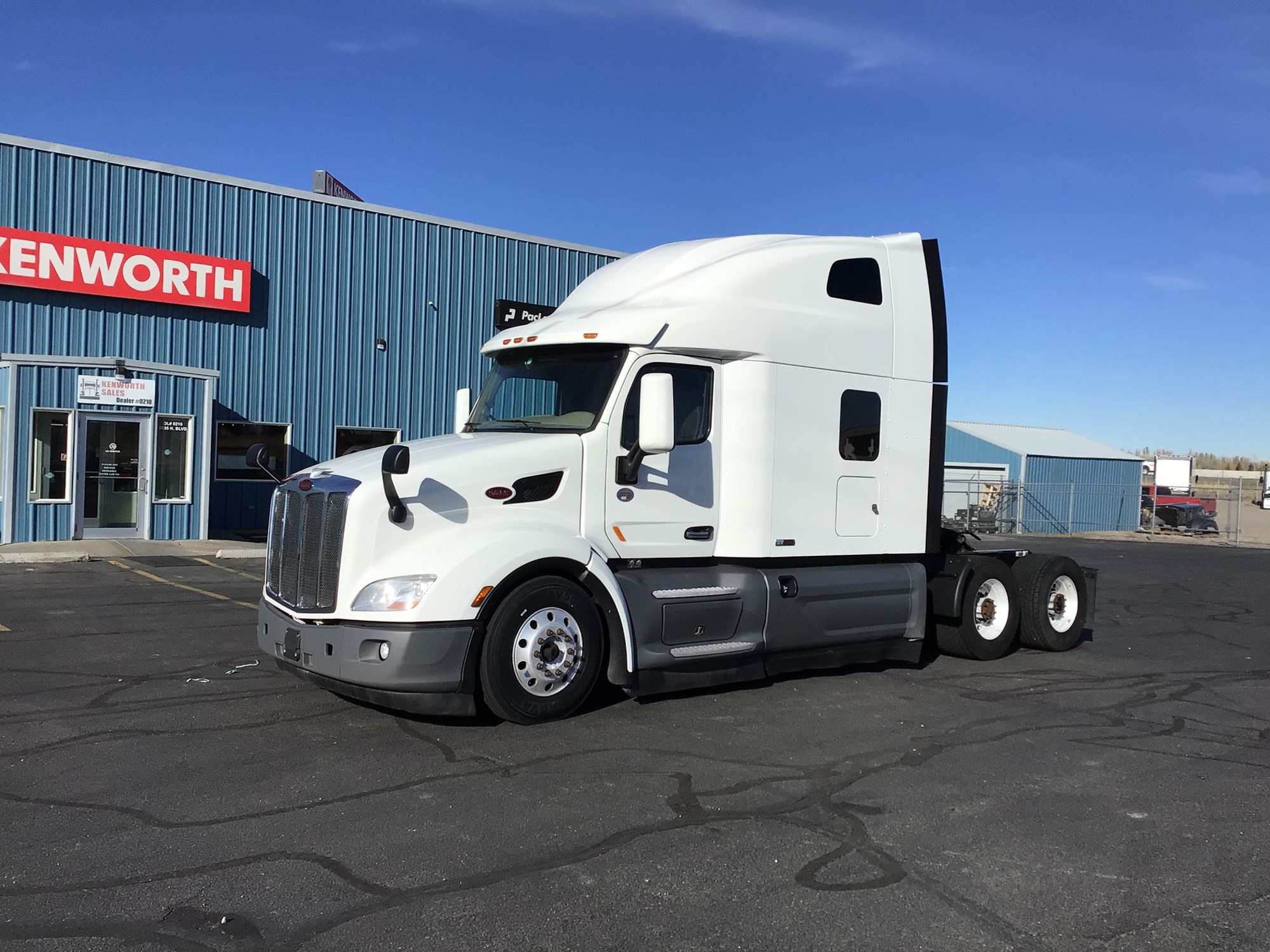 2021 Peterbilt 579 - image 1 of 6