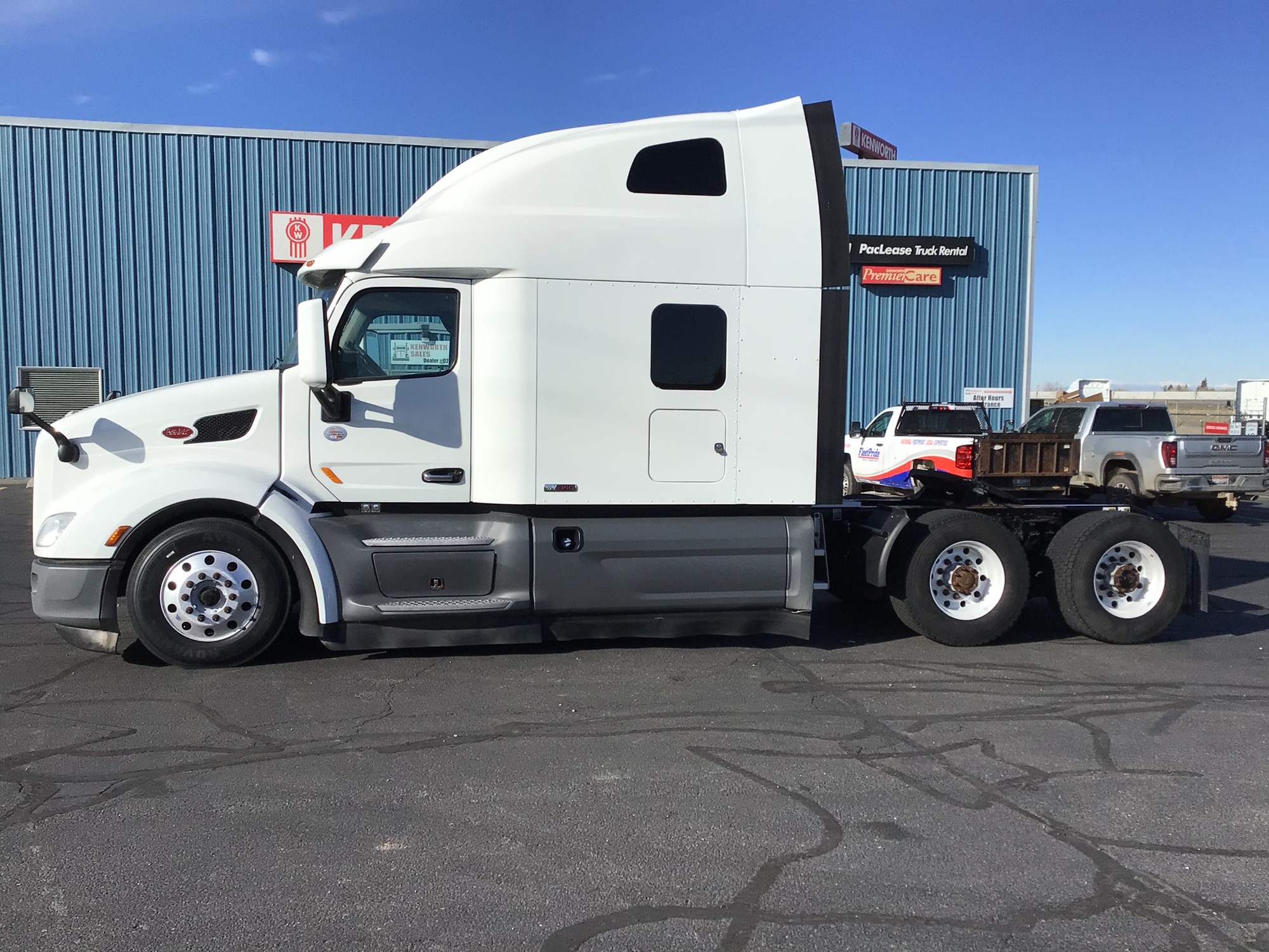 2021 Peterbilt 579 - image 2 of 6